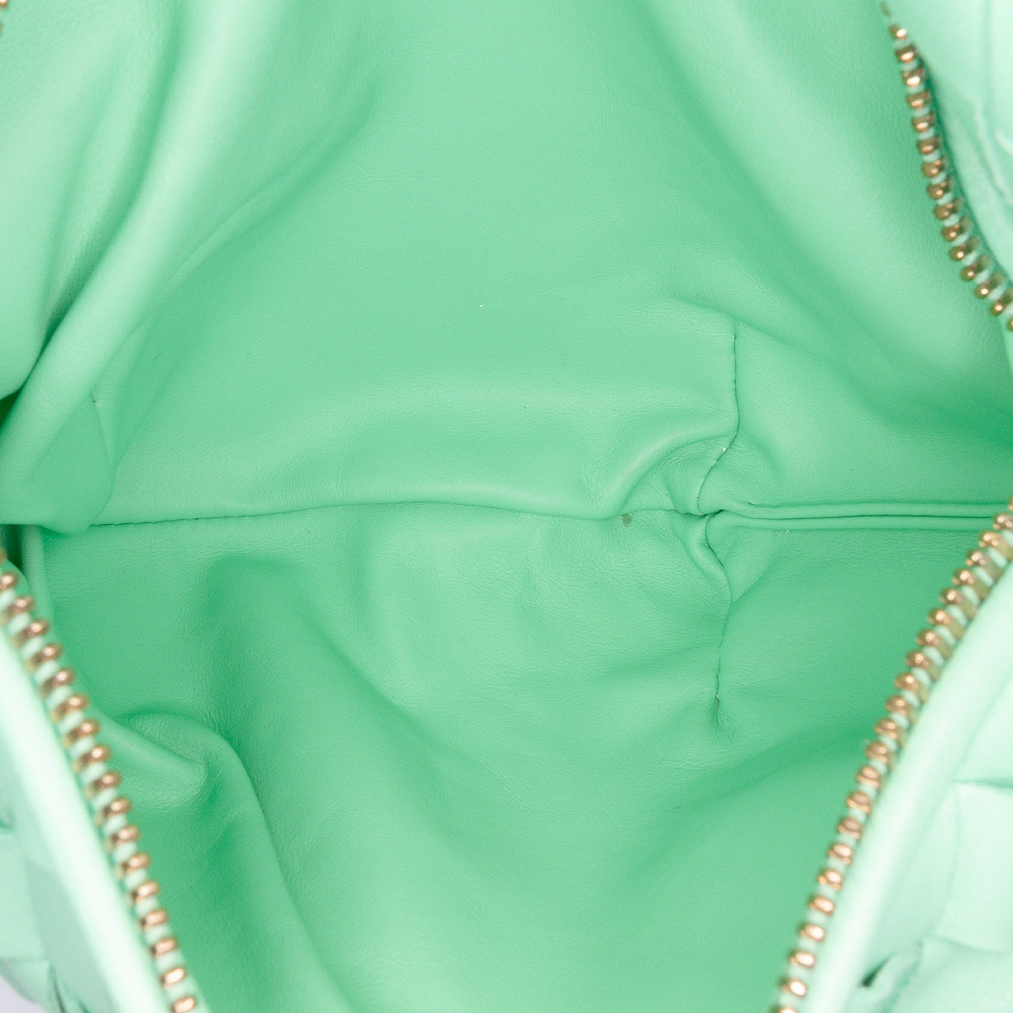 Bottega Veneta Mini Nappa Intrecciato Jodie, från Luxclusif, i färgen light green. Klicka för att öppna bilden i stort format