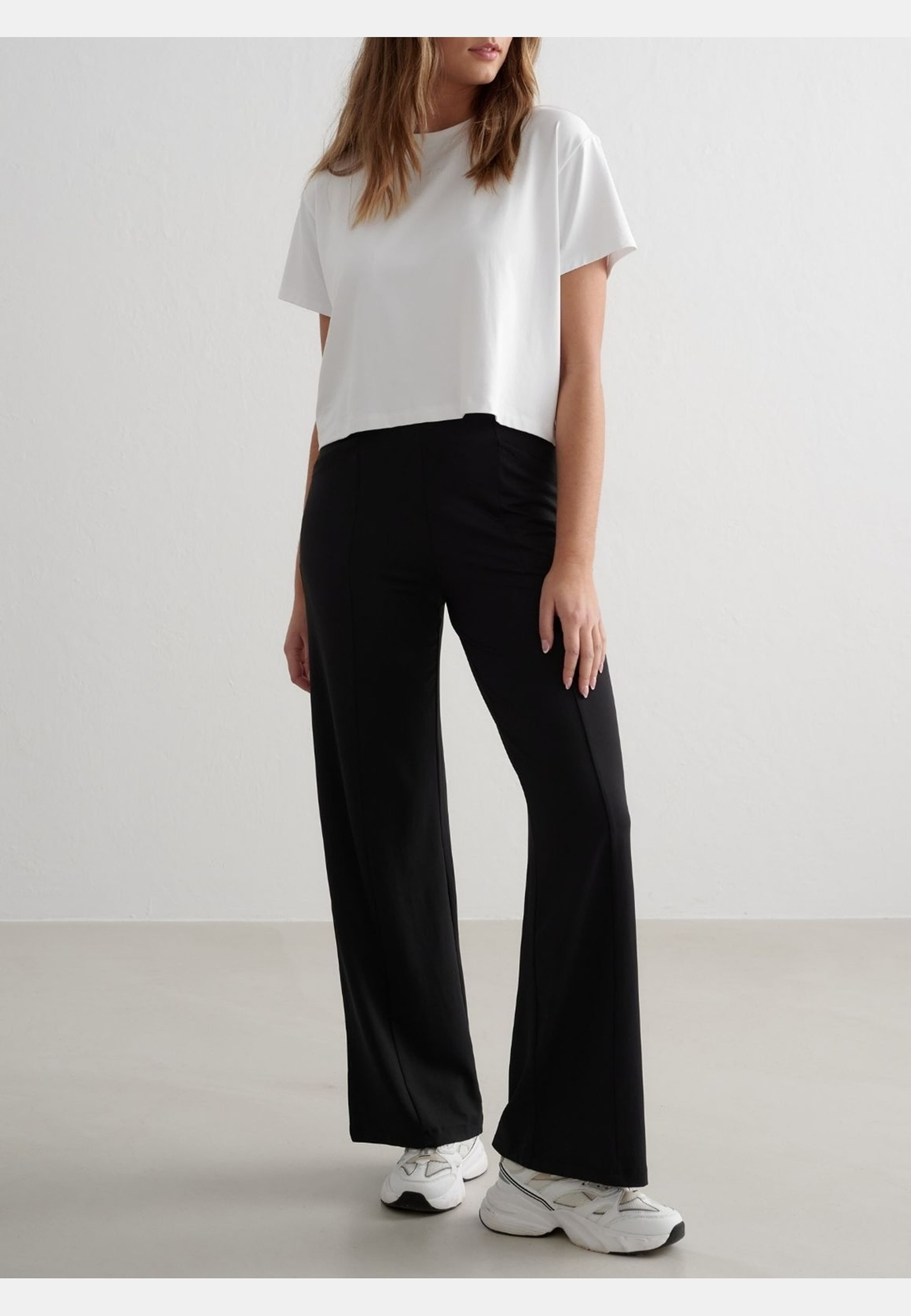 Essence Relaxed T-shirt, från aim'n, i färgen white. Klicka för att öppna bilden i stort format