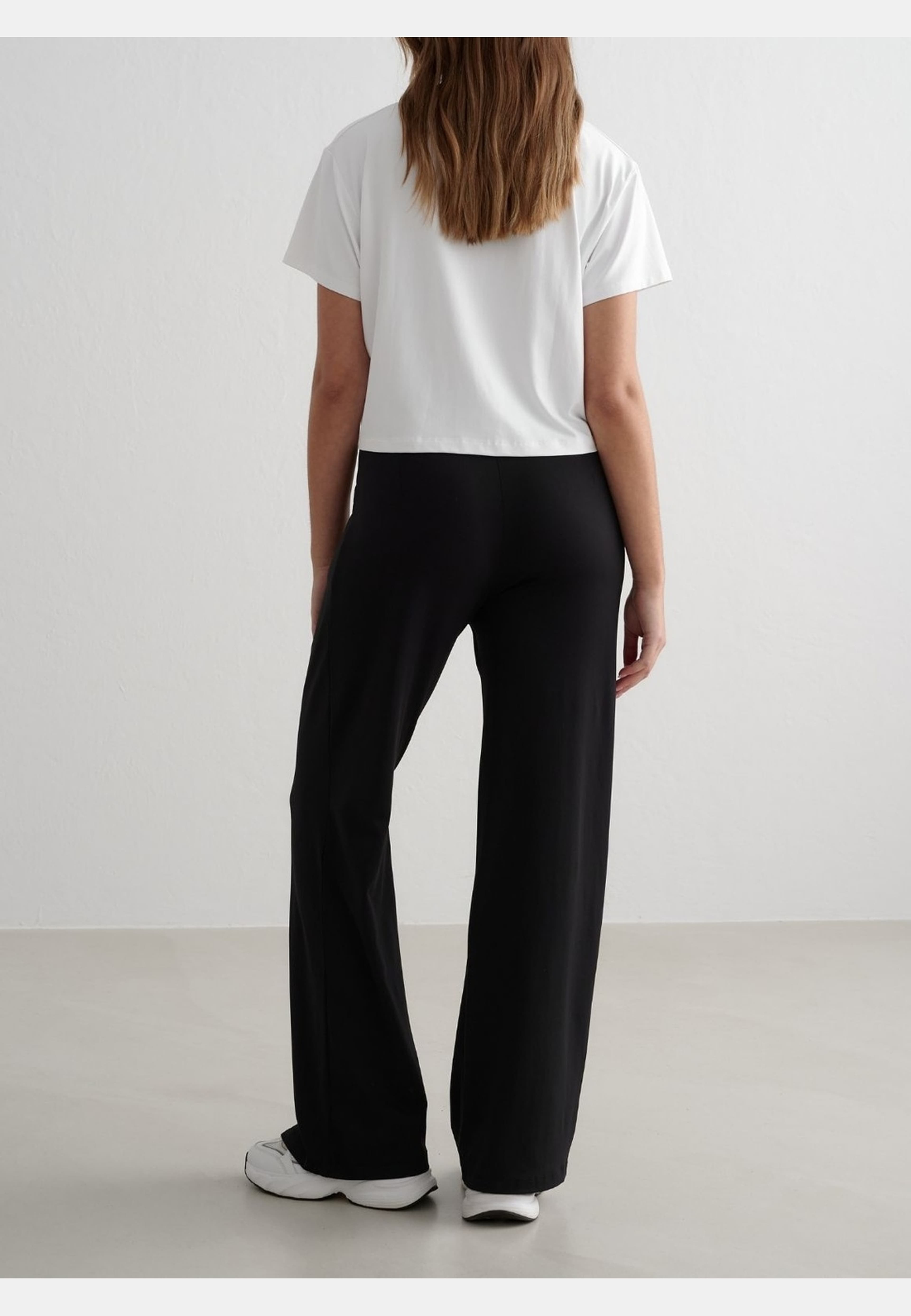 Essence Relaxed T-shirt, från aim'n, i färgen white. Klicka för att öppna bilden i stort format