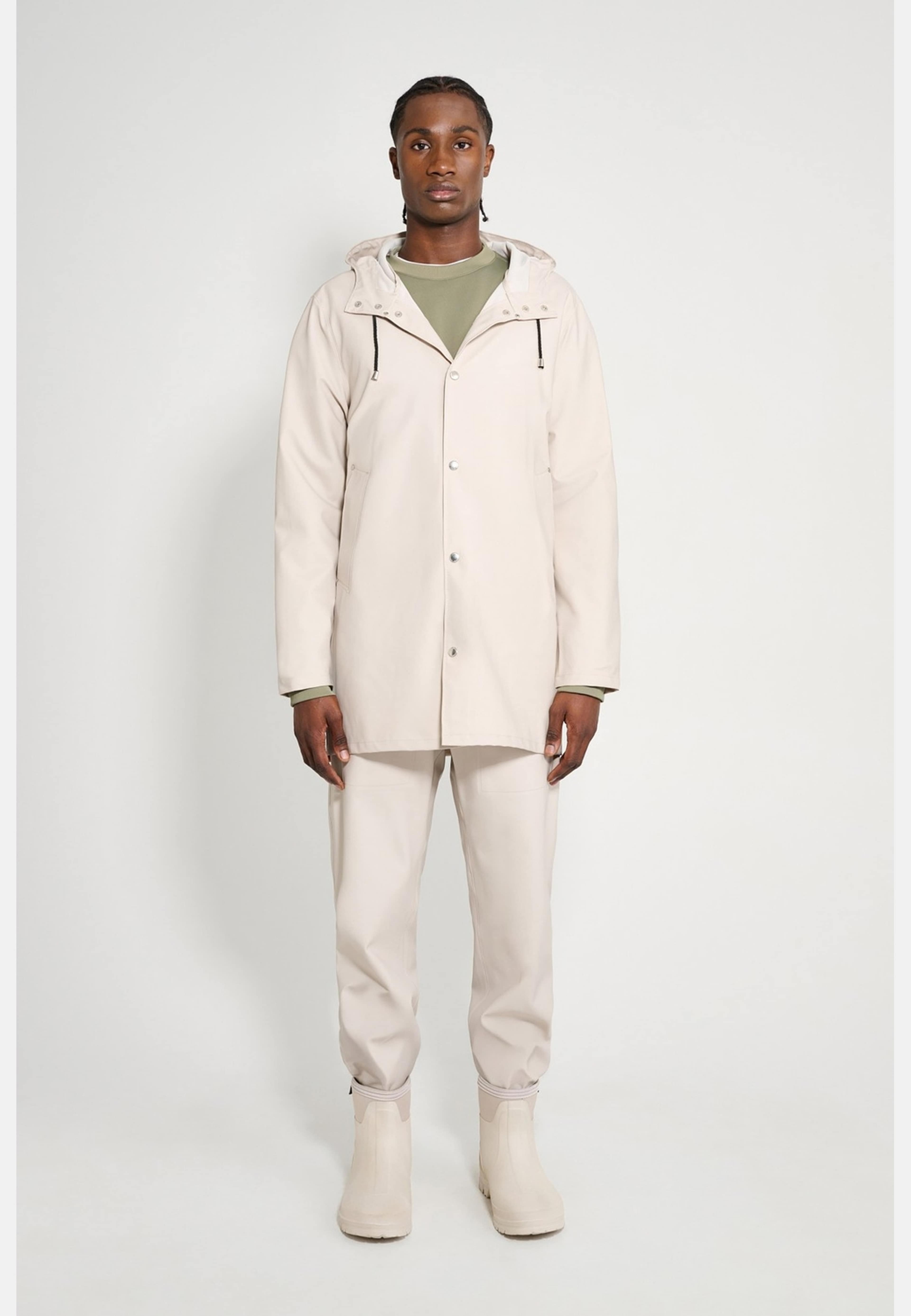 Stockholm Lightweight Raincoat, från Stutterheim, i färgen light sand. Klicka för att öppna bilden i stort format