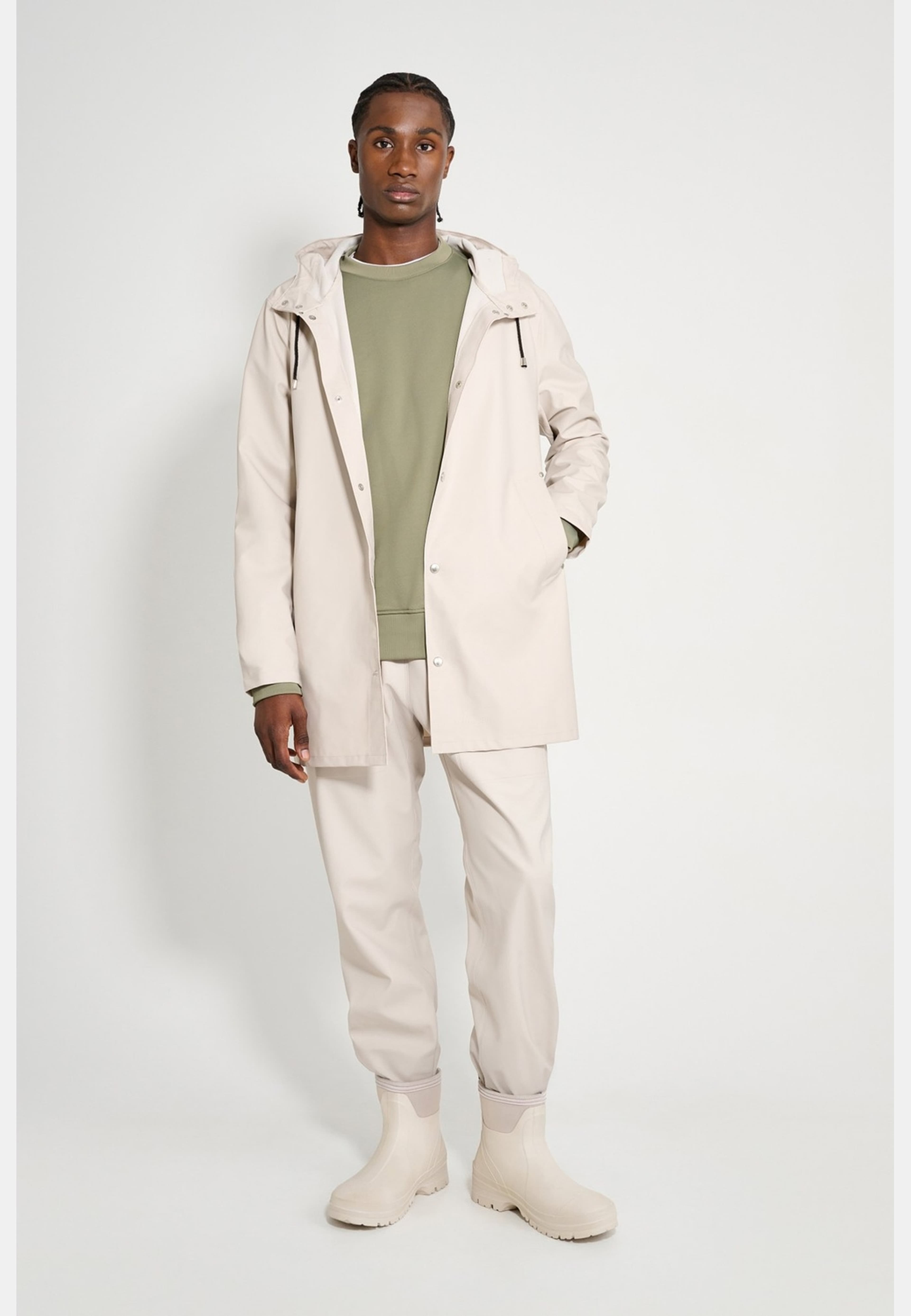 Stockholm Lightweight Raincoat, från Stutterheim, i färgen light sand. Klicka för att öppna bilden i stort format