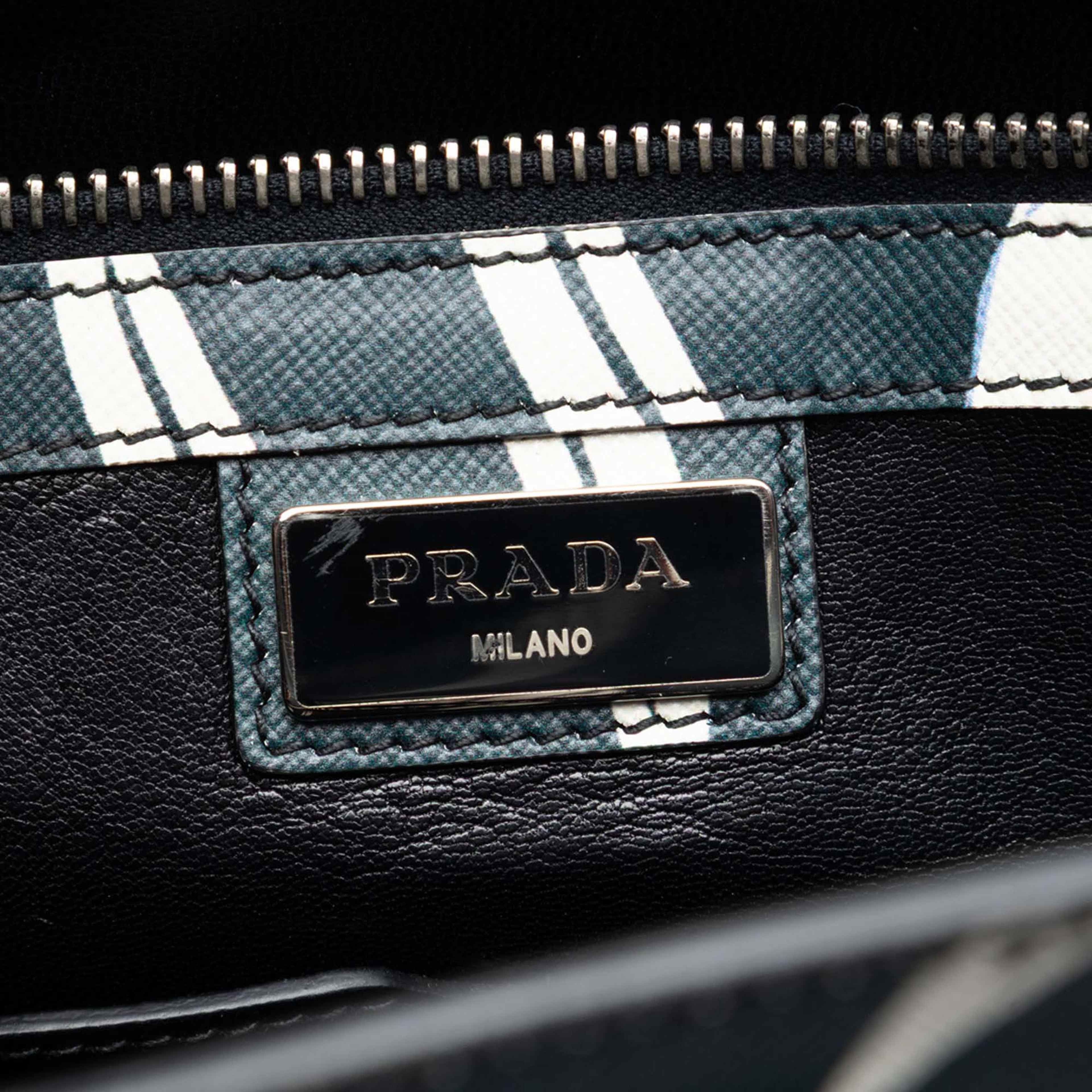 Prada Saffiano Hawaiian Print Tote, från Luxclusif, i färgen grön. Klicka för att öppna bilden i stort format
