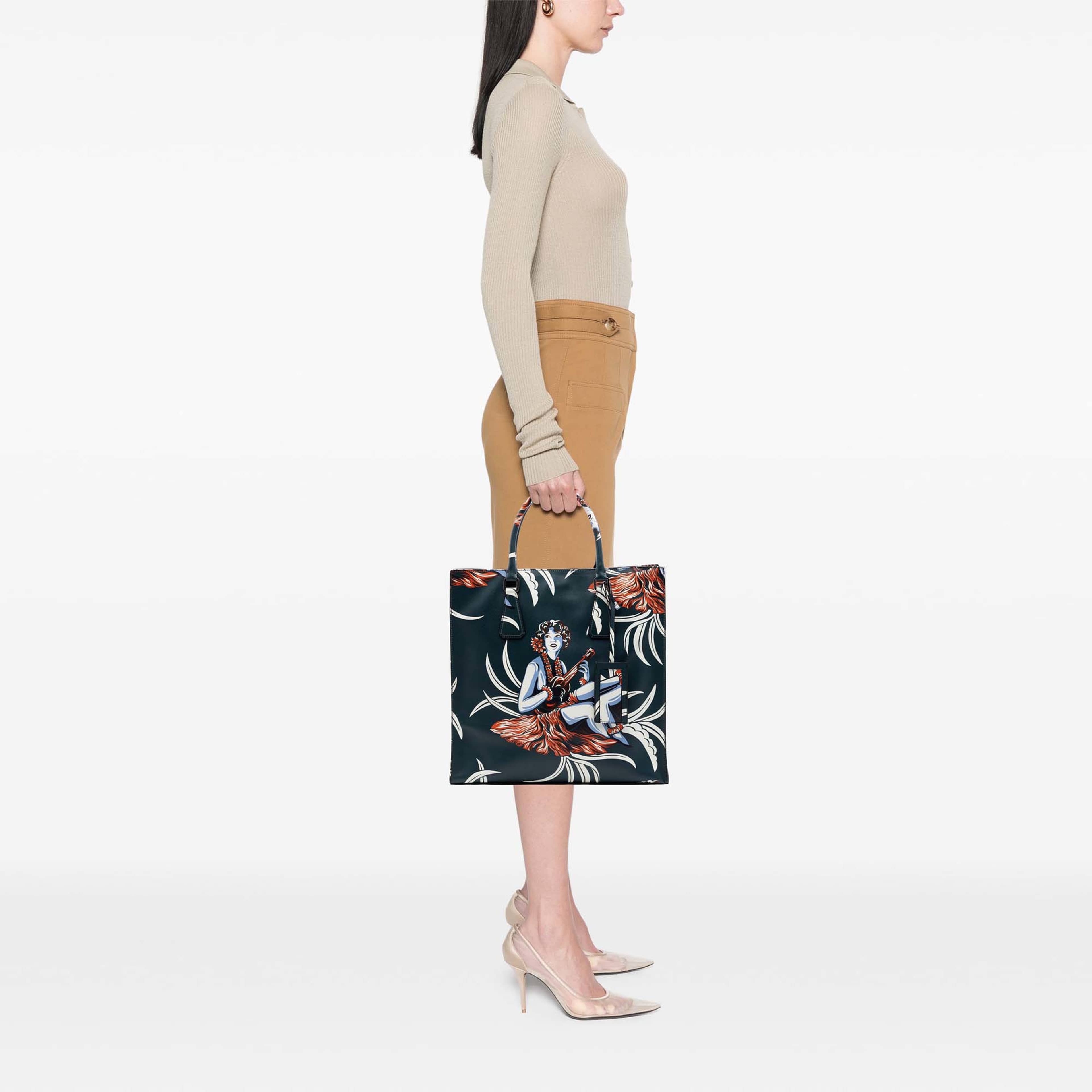 Prada Saffiano Hawaiian Print Tote, från Luxclusif, i färgen grön. Klicka för att öppna bilden i stort format
