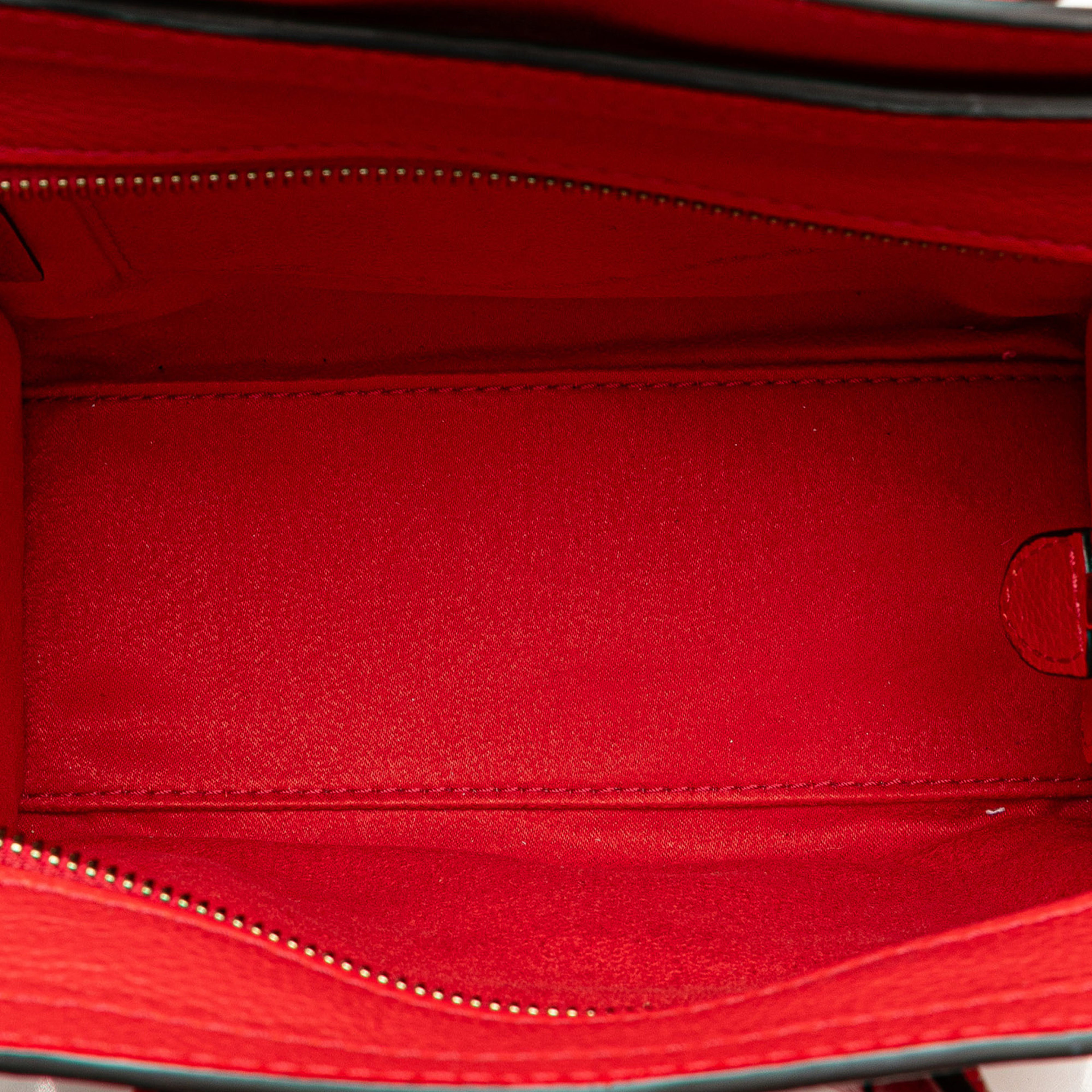 Celine Nano Leather Luggage Tote, från Luxclusif, i färgen red. Klicka för att öppna bilden i stort format