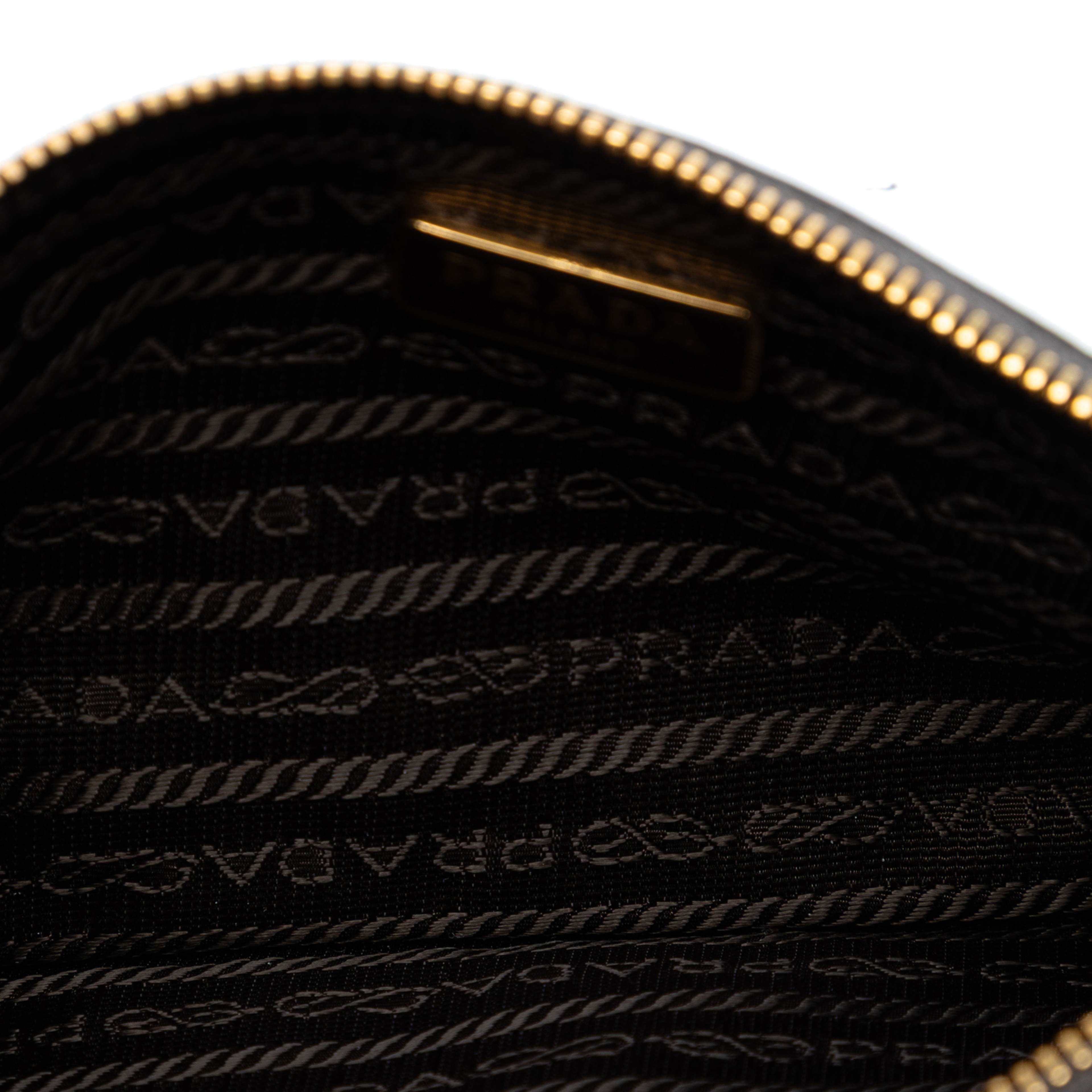 Prada Vitello Shine Crossbody, från Luxclusif, i färgen dark gray. Klicka för att öppna bilden i stort format