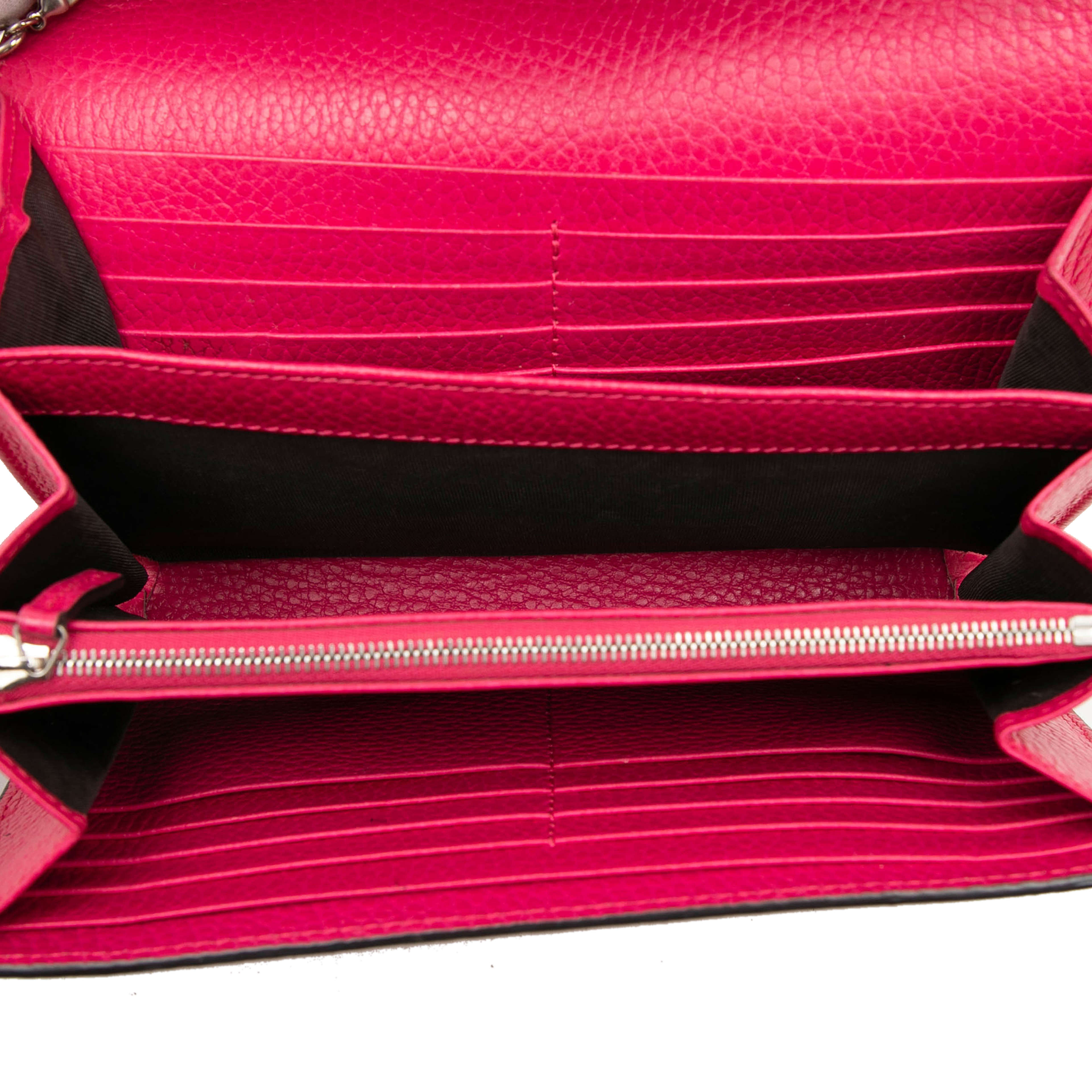 Gucci Calfskin Dionysus Wallet On Chain, från Luxclusif, i färgen strawberry. Klicka för att öppna bilden i stort format