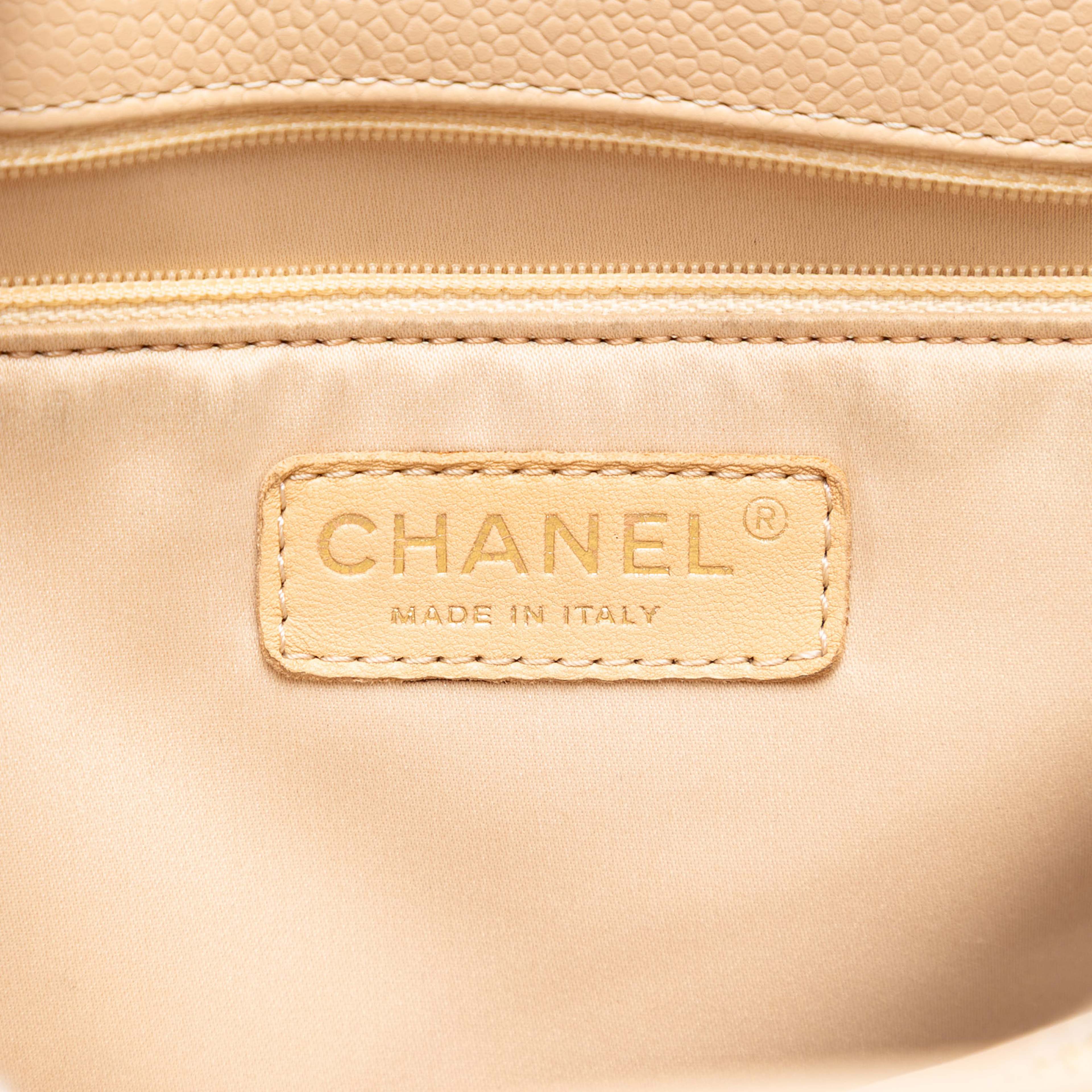 Chanel Caviar Grand Shopping Tote, från Luxclusif, i färgen light beige. Klicka för att öppna bilden i stort format