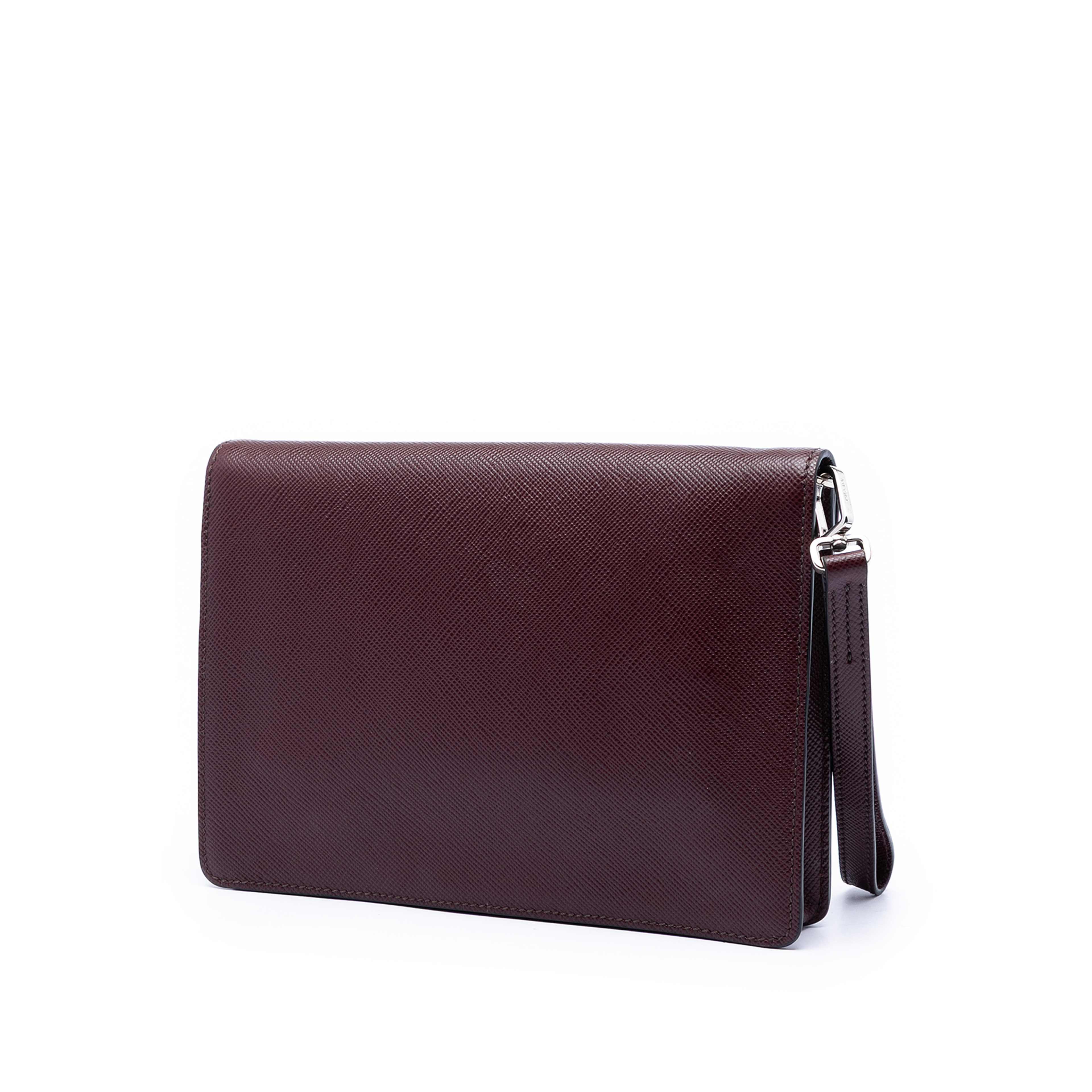 Prada Saffiano Double Lock Convertible Clutch, från Luxclusif, i färgen röd. Klicka för att öppna bilden i stort format