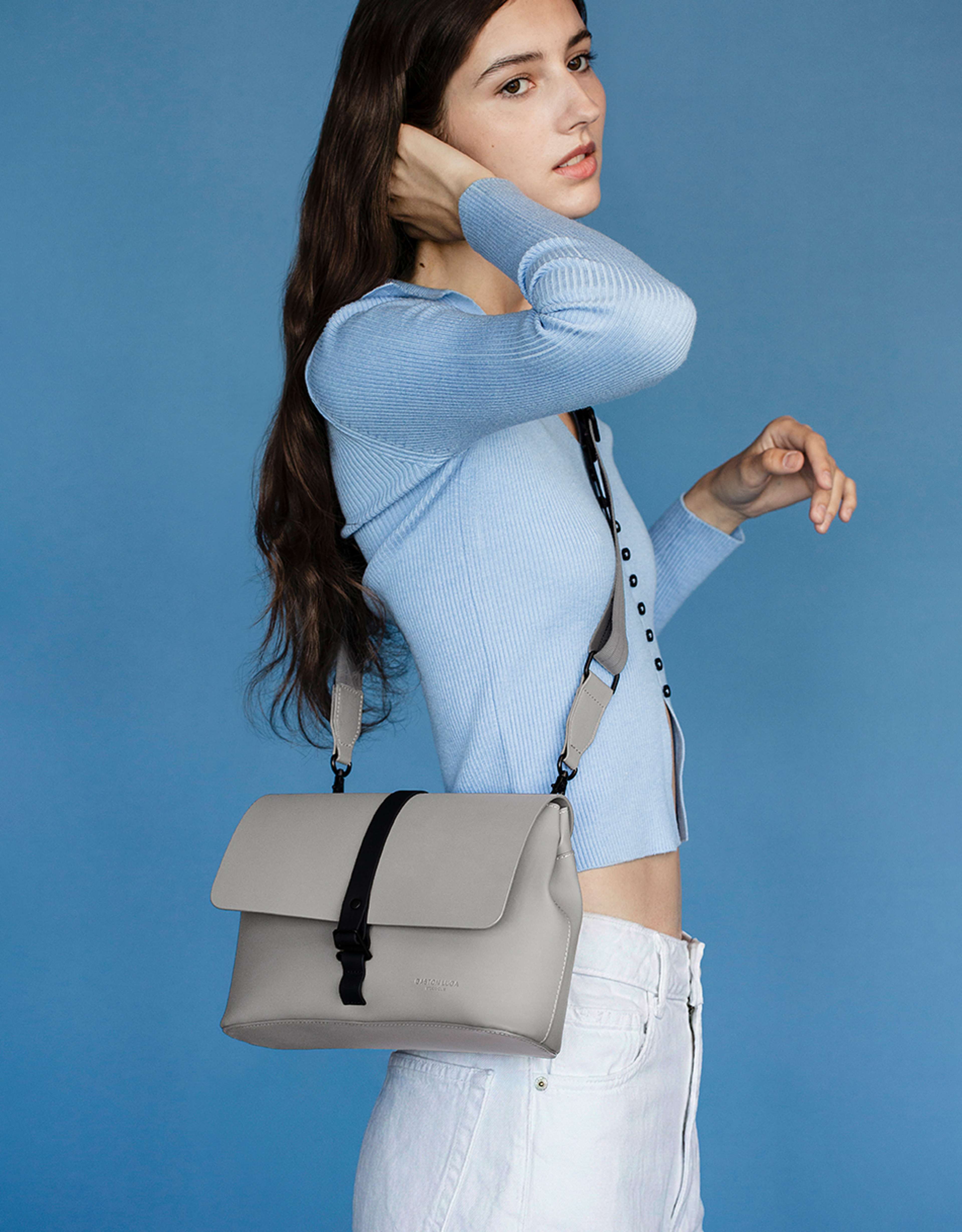 Spläsh Crossbody Medium, från Gaston Luga, i färgen taupe. Klicka för att öppna bilden i stort format