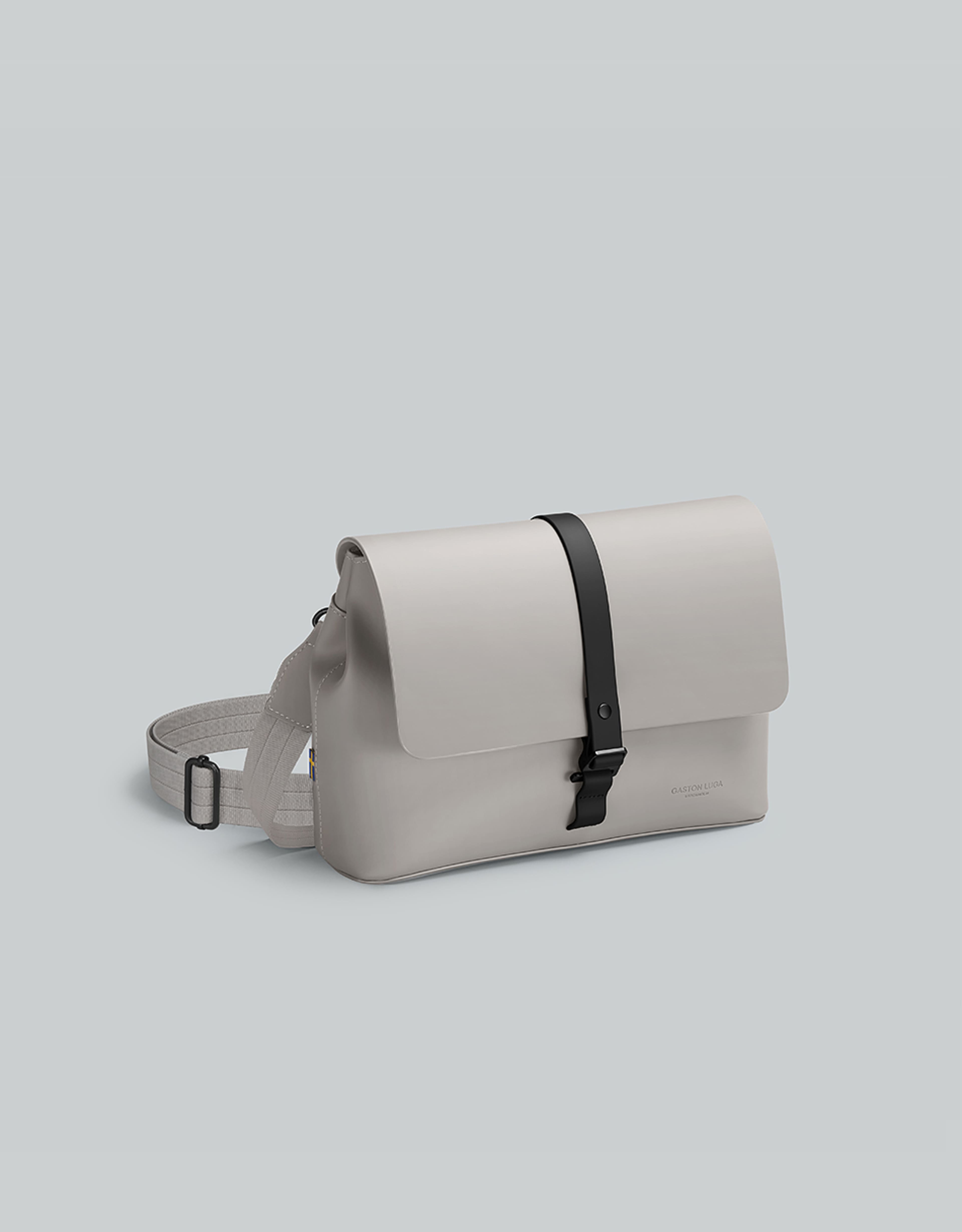 Spläsh Crossbody Medium, från Gaston Luga, i färgen taupe. Klicka för att öppna bilden i stort format