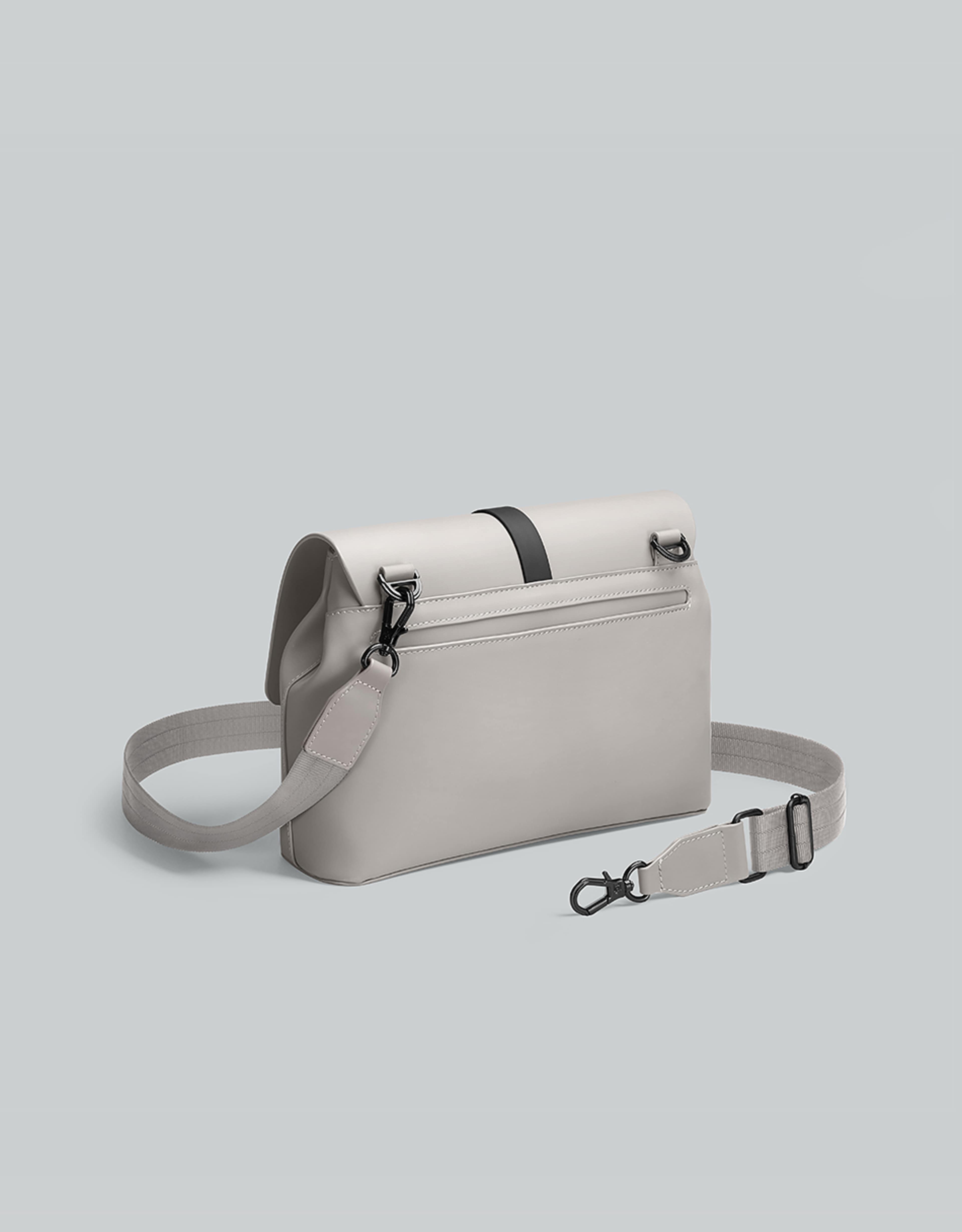 Spläsh Crossbody Medium, från Gaston Luga, i färgen taupe. Klicka för att öppna bilden i stort format