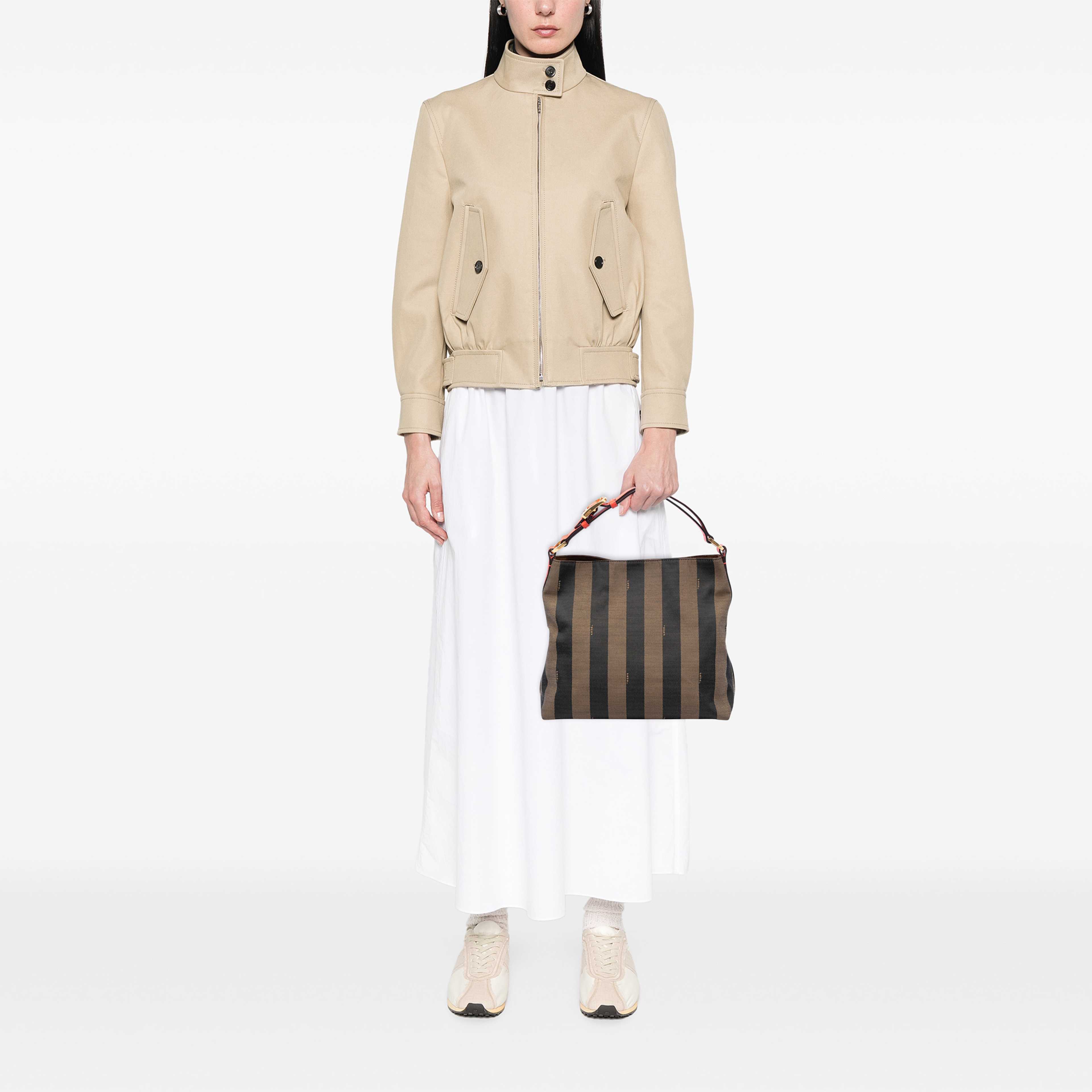 Fendi Pequin Canvas Shoulder Bag, från Luxclusif, i färgen brun. Klicka för att öppna bilden i stort format