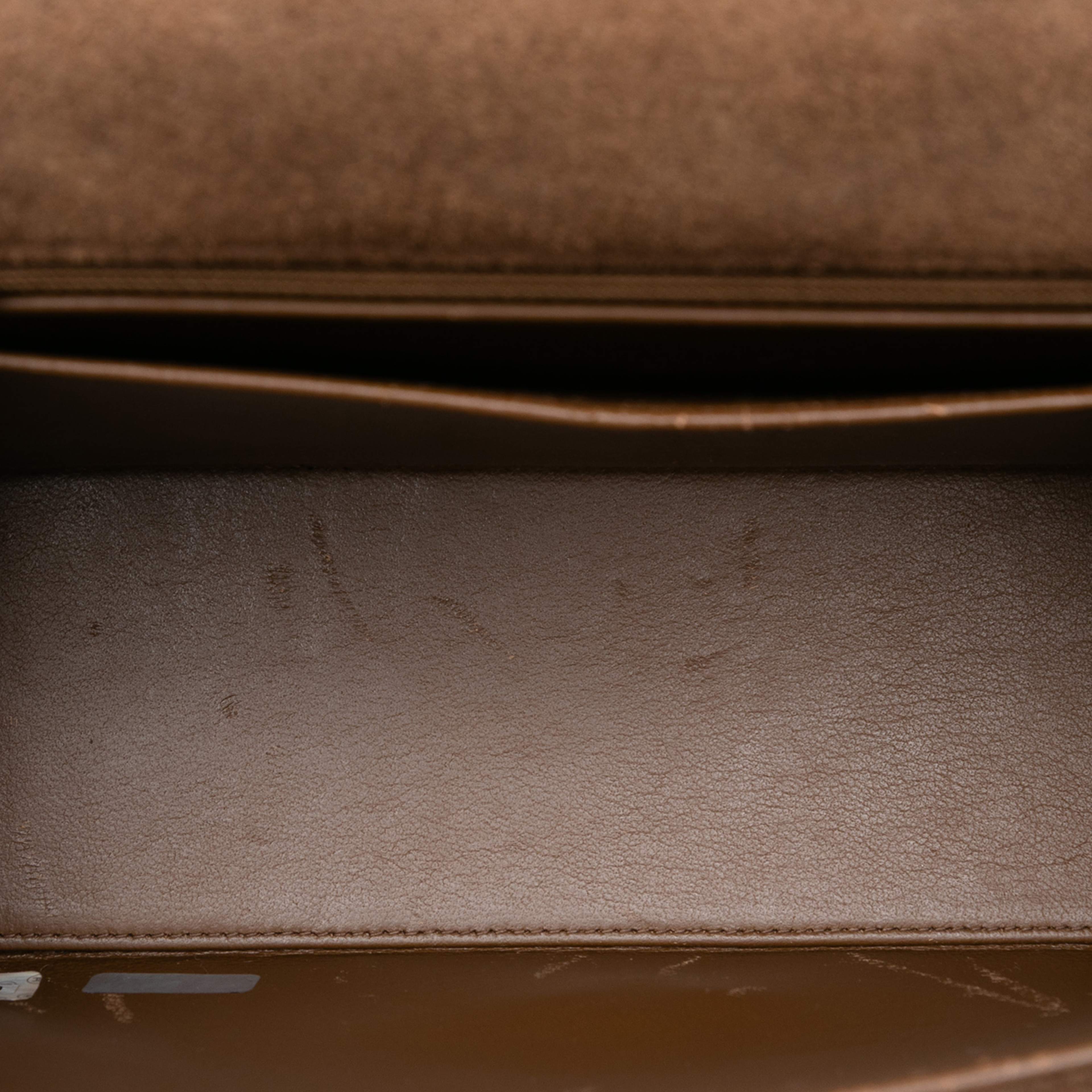 Chanel Quilted Suede Flap Crossbody, från Luxclusif, i färgen brown. Klicka för att öppna bilden i stort format