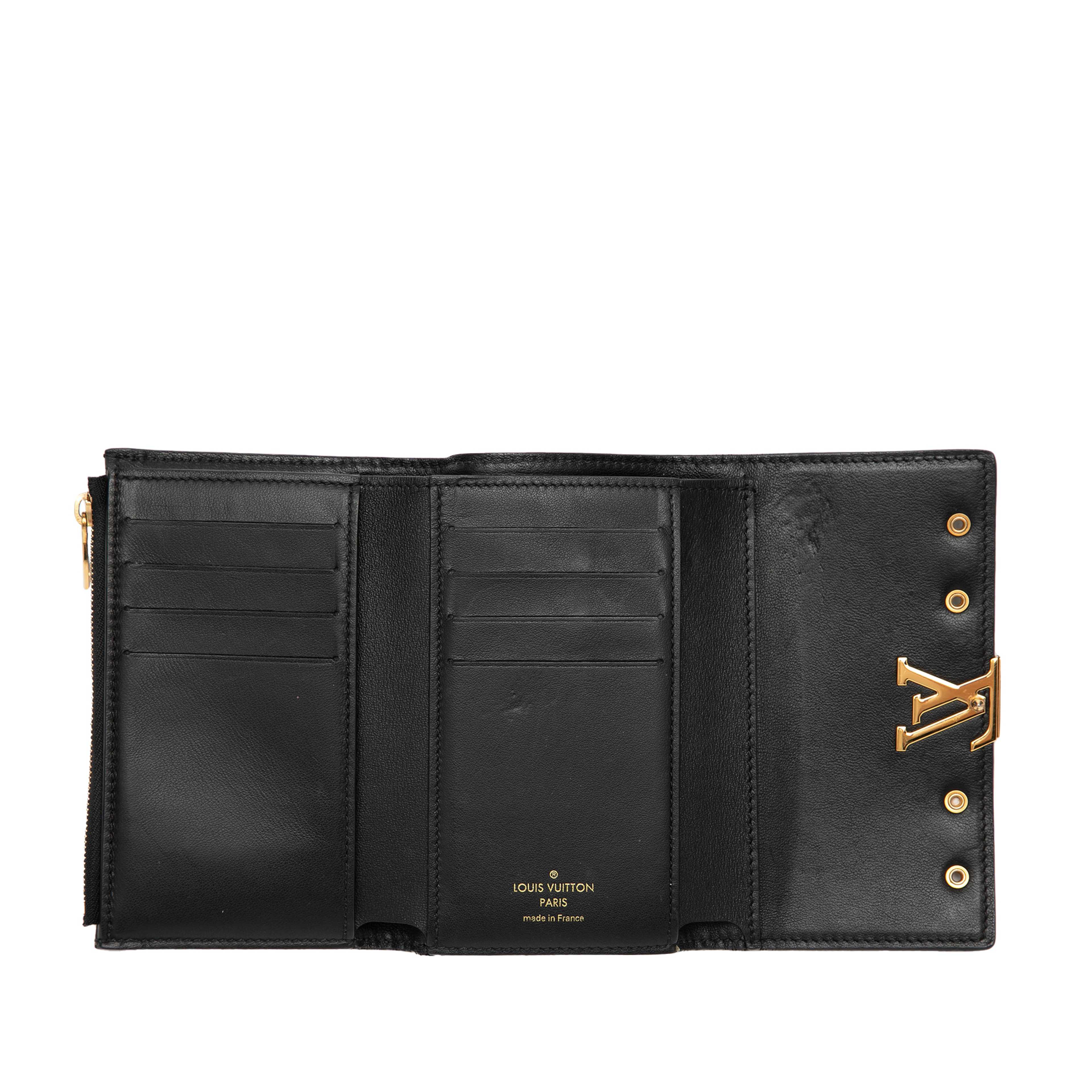 Louis Vuitton Studded Taurillon Capucines Compact Wallet, från Luxclusif, i färgen black. Klicka för att öppna bilden i stort format