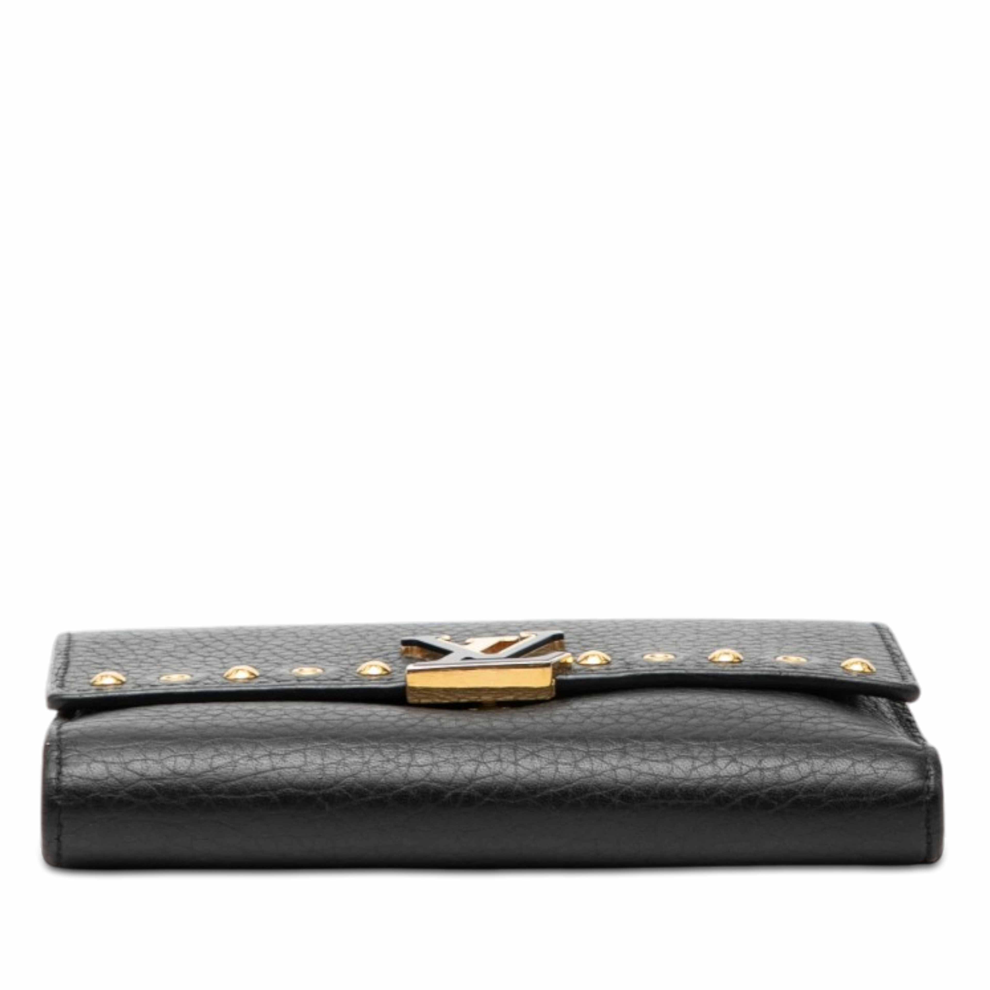 Louis Vuitton Studded Taurillon Capucines Compact Wallet, från Luxclusif, i färgen svart. Klicka för att öppna bilden i stort format