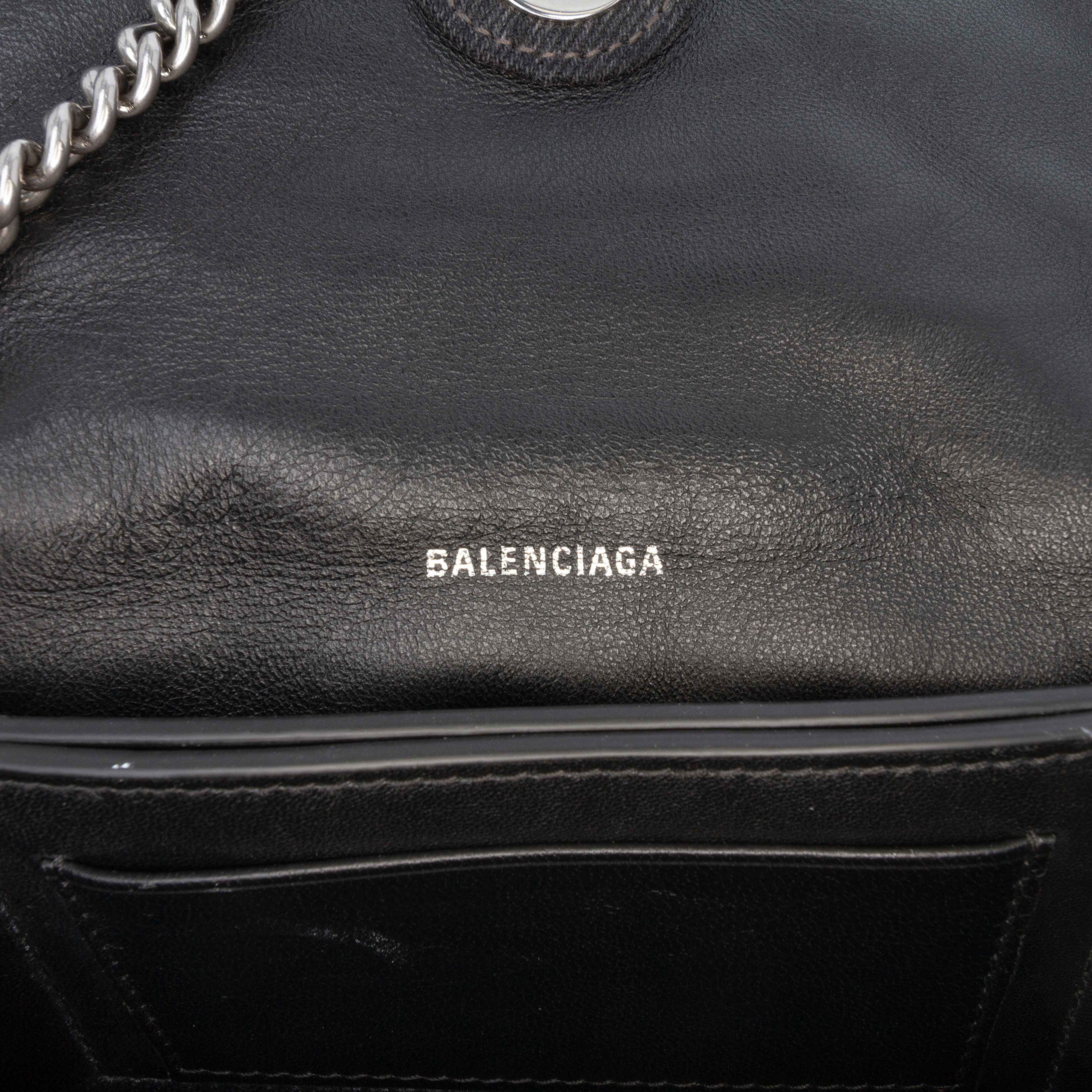 Balenciaga Xs Denim Crush Chain Crossbody, från Luxclusif, i färgen dark gray. Klicka för att öppna bilden i stort format