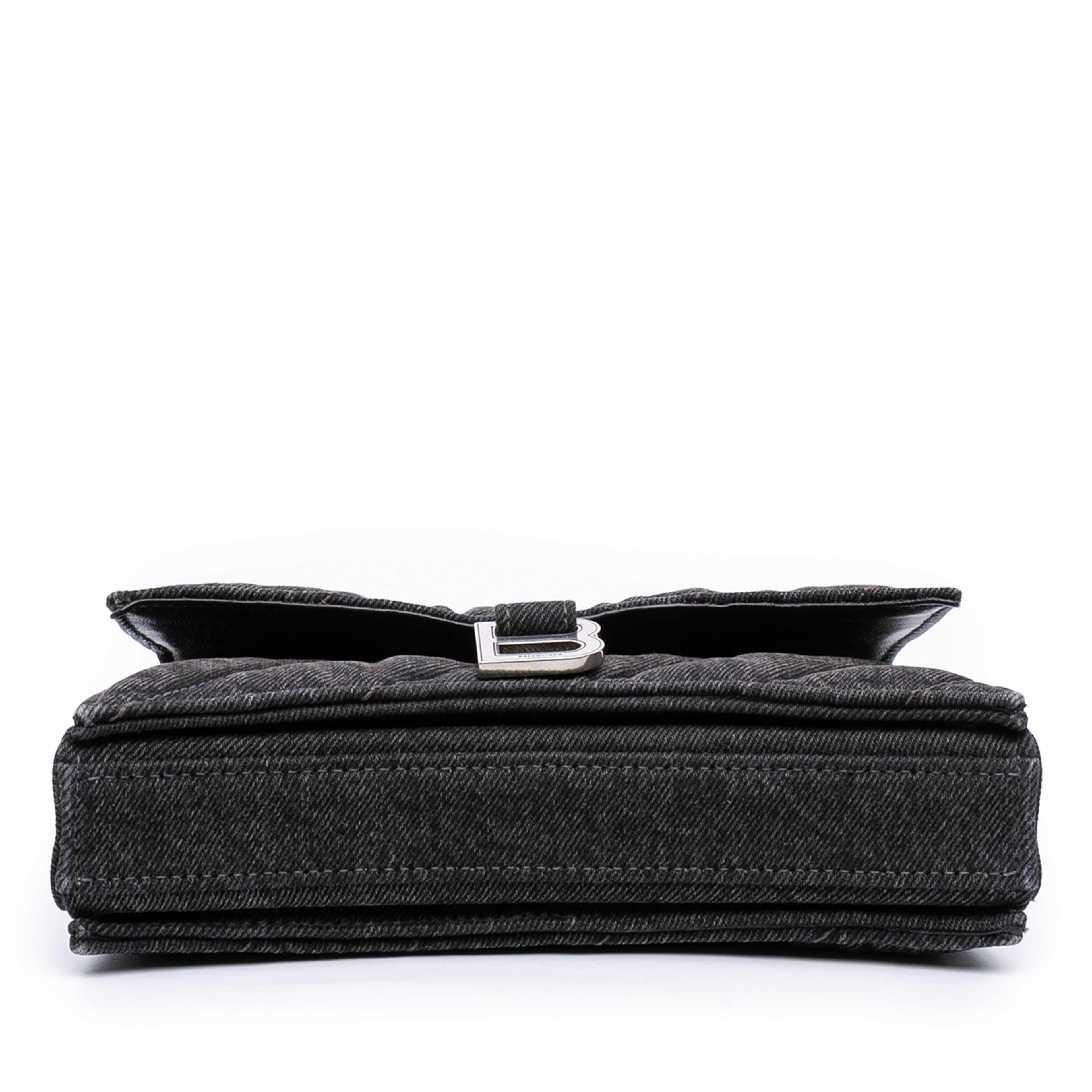 Balenciaga Xs Denim Crush Chain Crossbody, från Luxclusif, i färgen dark gray. Klicka för att öppna bilden i stort format