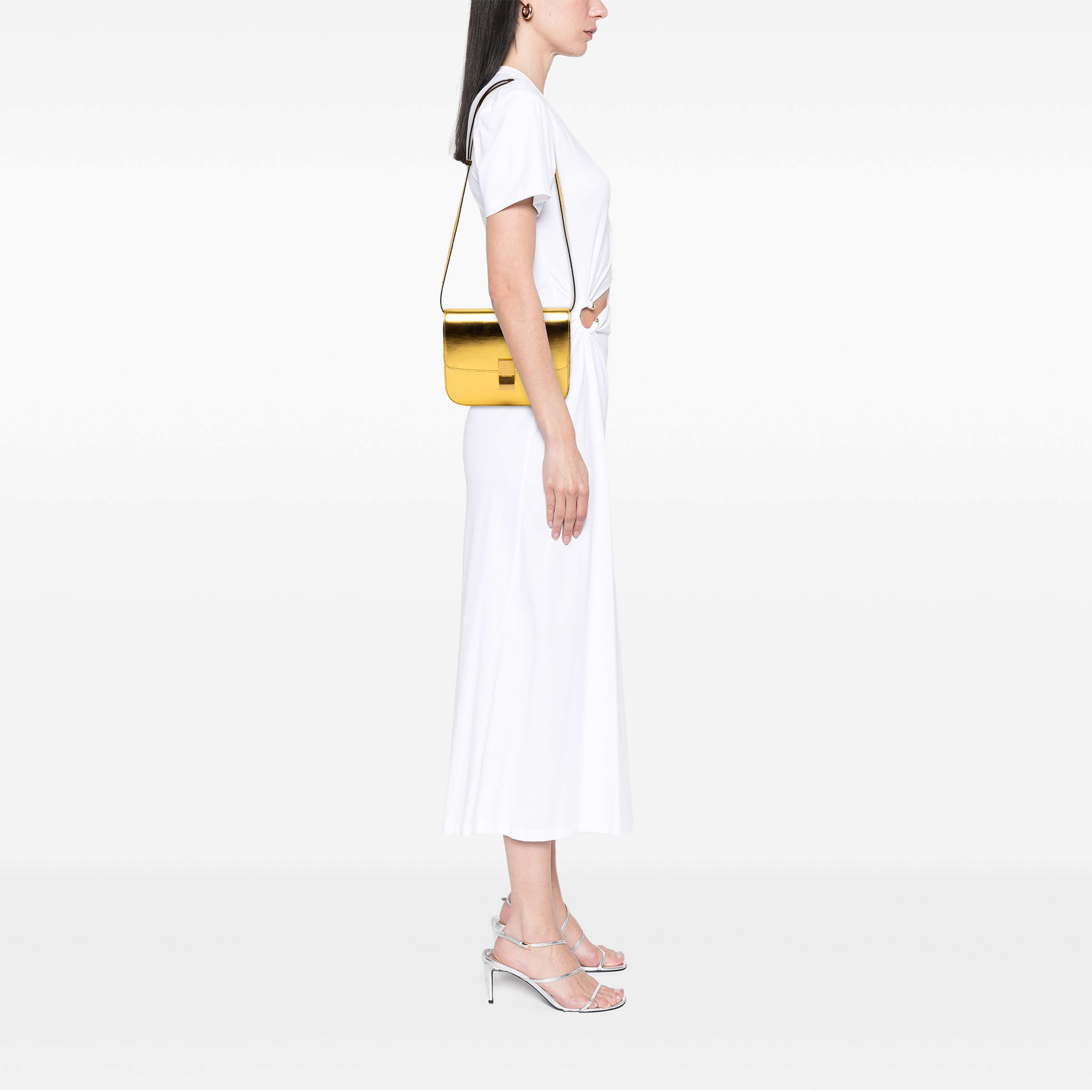 Celine Medium Calfskin Classic Box, från Luxclusif, i färgen guld. Klicka för att öppna bilden i stort format