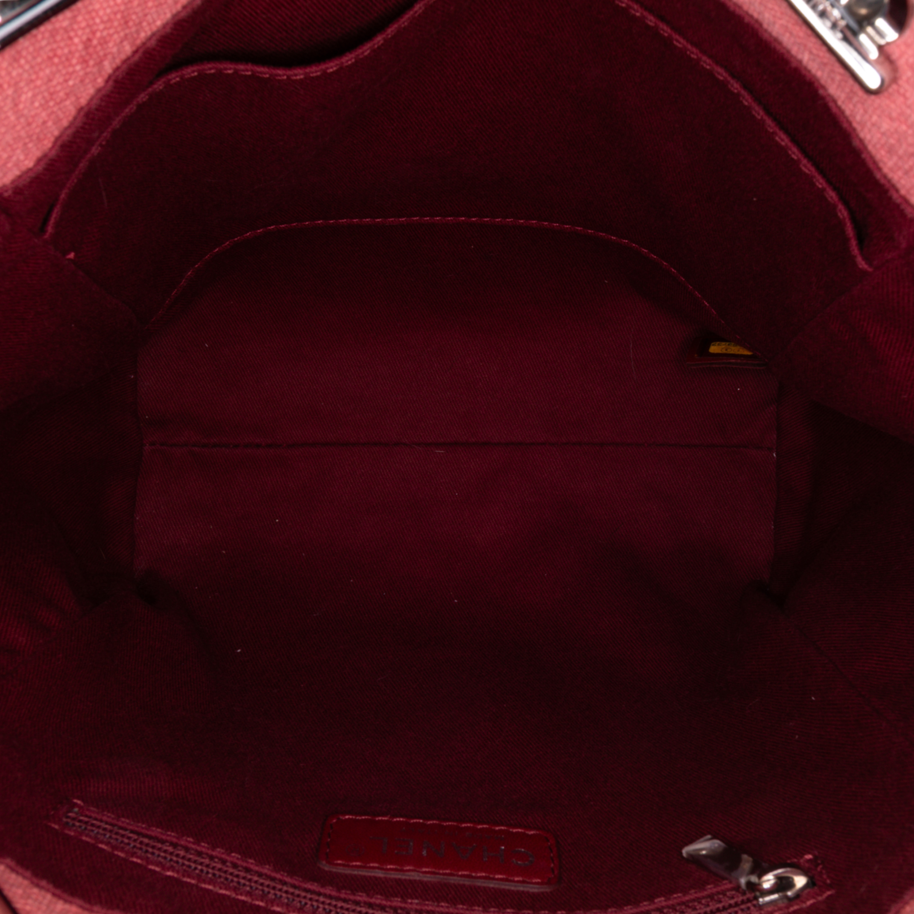 Chanel Mini Canvas Deauville Tote, från Luxclusif, i färgen indian red.
