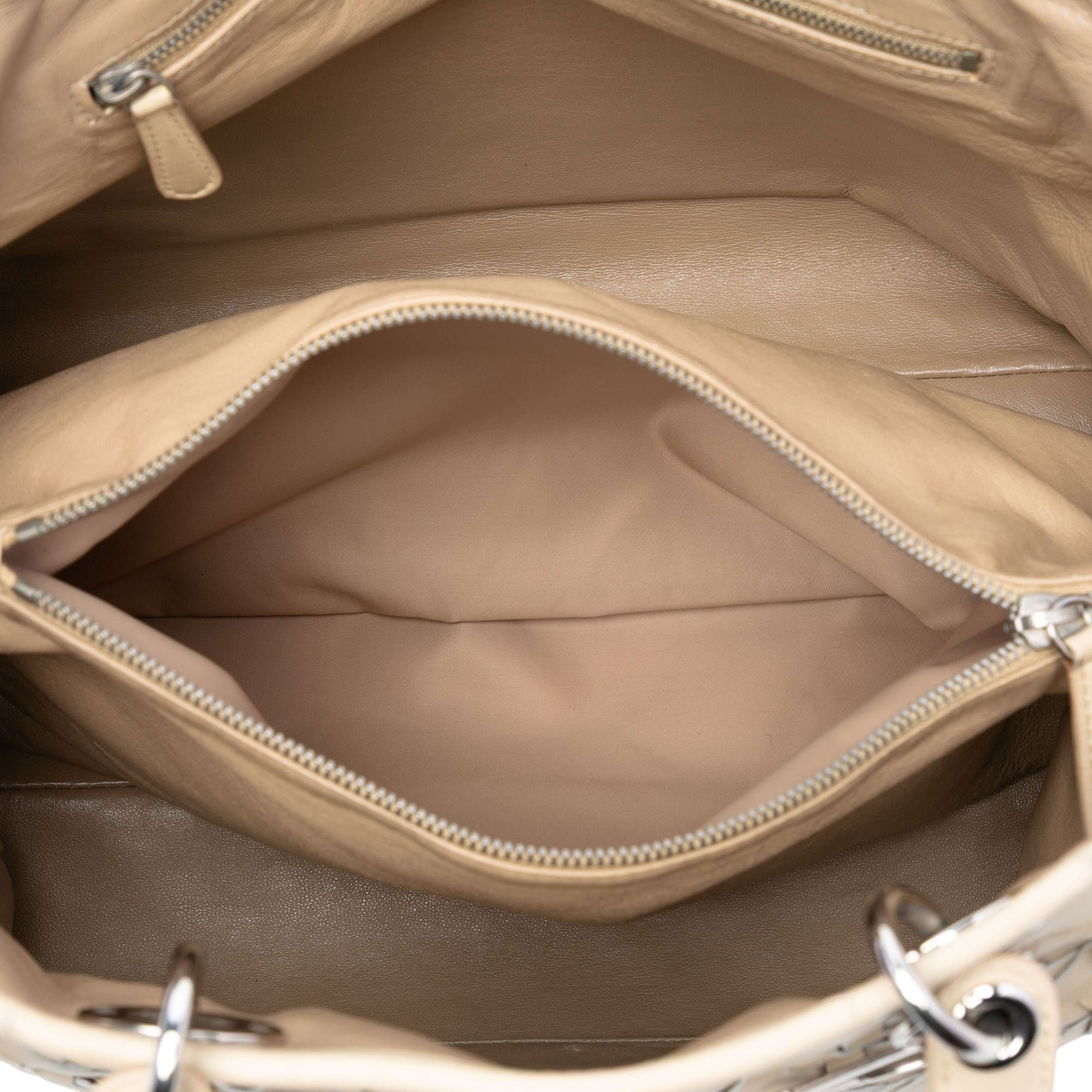 Dior Woven Lambskin Lady Dior Avenue Tote, från Luxclusif, i färgen light beige. Klicka för att öppna bilden i stort format