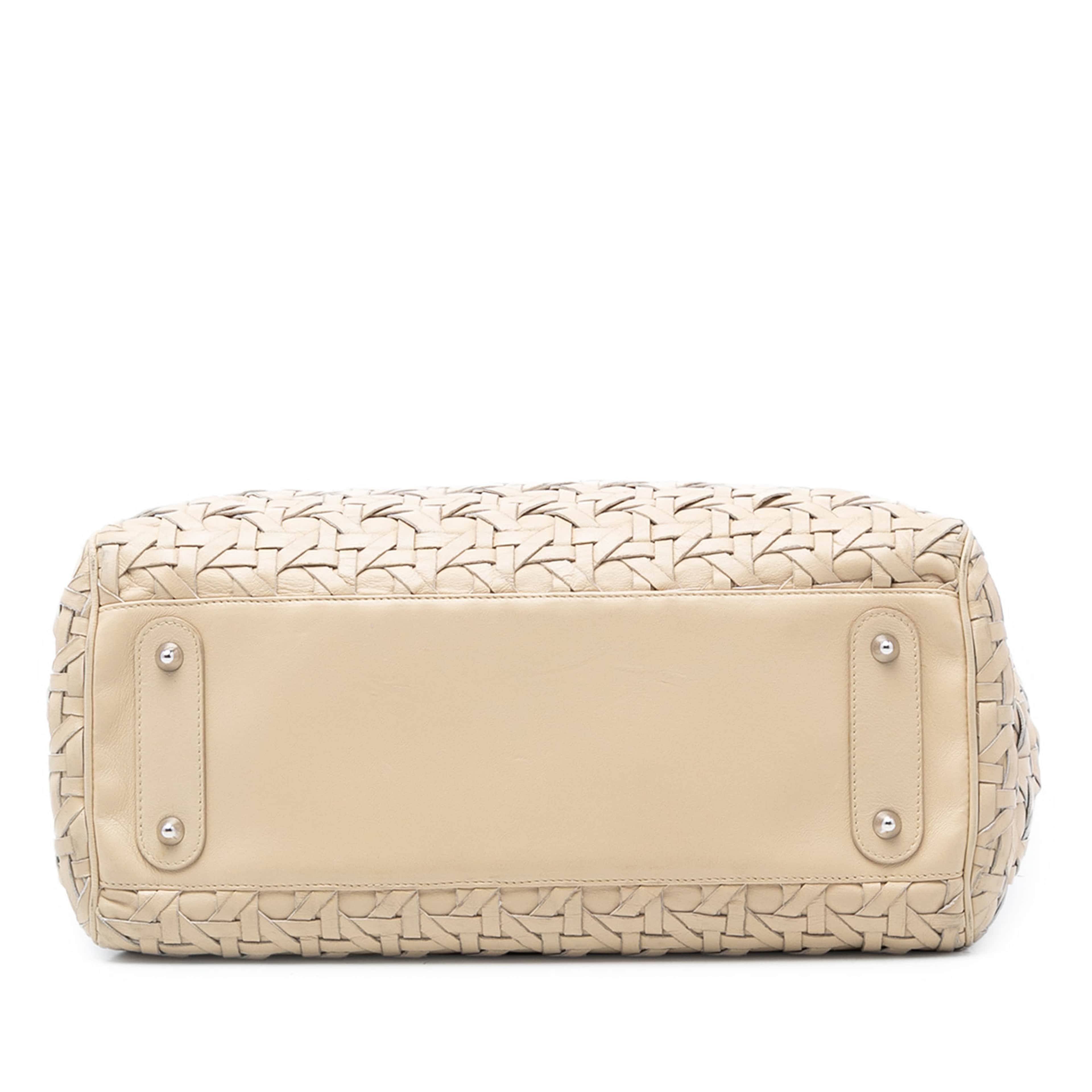 Dior Woven Lambskin Lady Dior Avenue Tote, från Luxclusif, i färgen light beige. Klicka för att öppna bilden i stort format