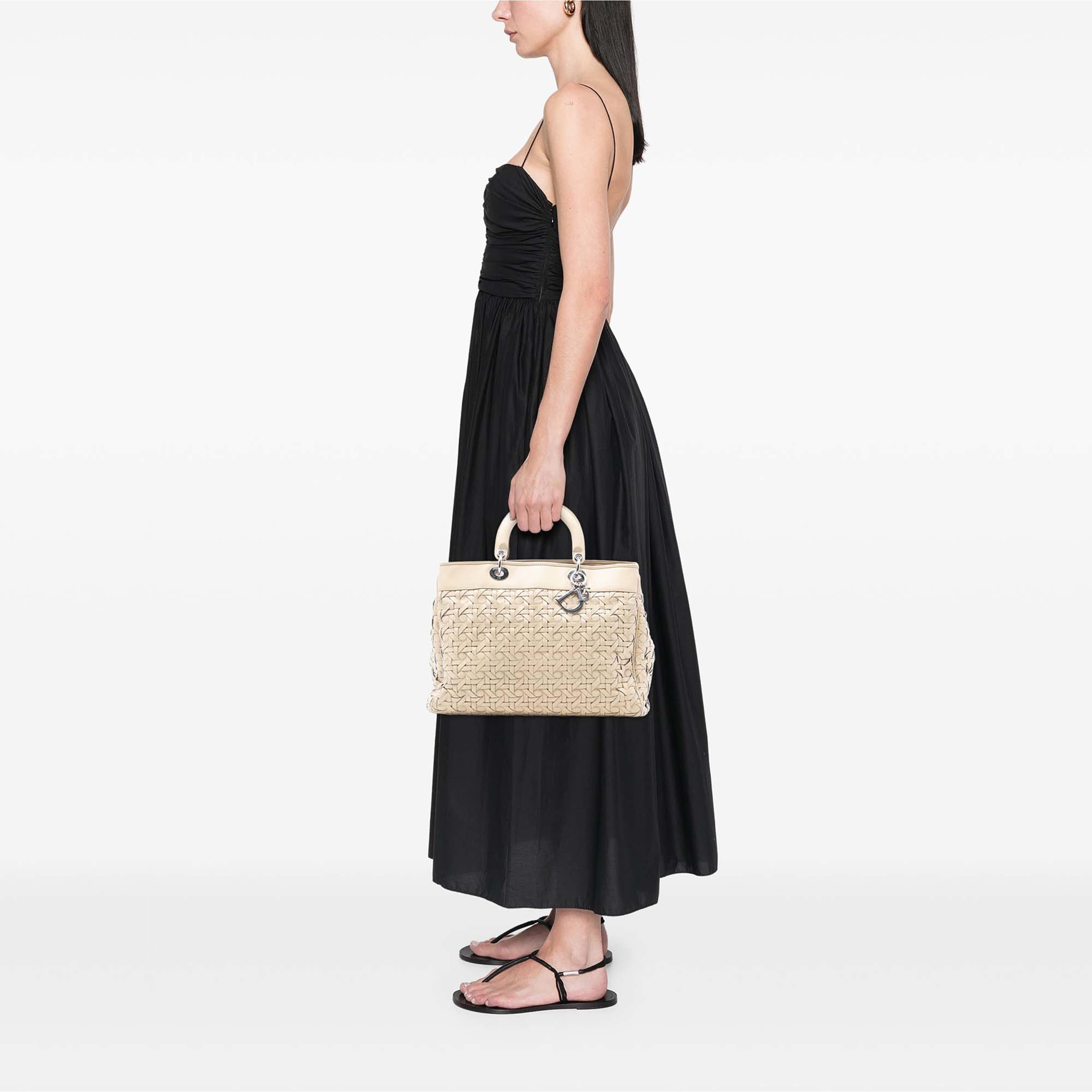 Dior Woven Lambskin Lady Dior Avenue Tote, från Luxclusif, i färgen brun. Klicka för att öppna bilden i stort format
