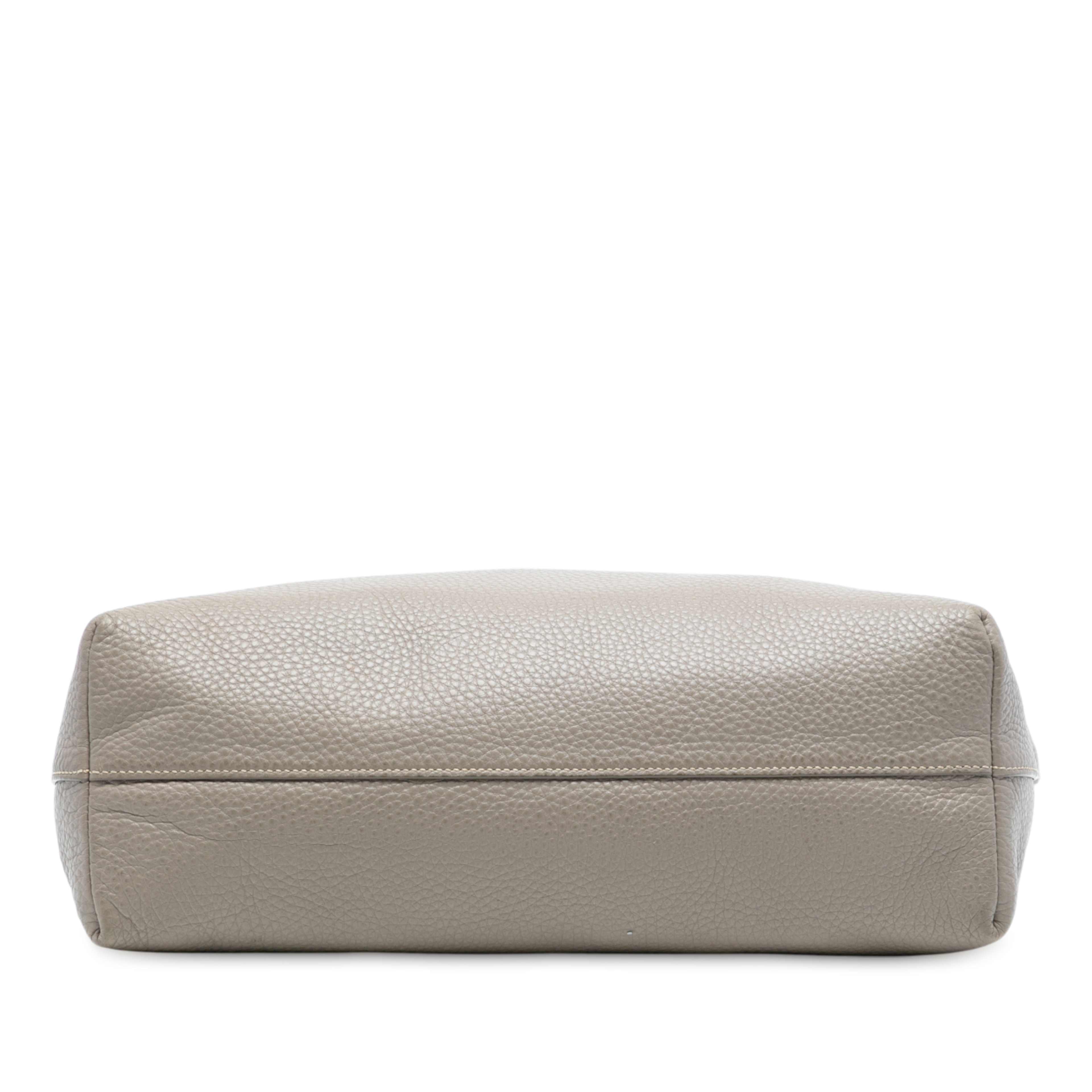 Prada Vitello Daino Open Convertible Tote, från Luxclusif, i färgen gray. Klicka för att öppna bilden i stort format