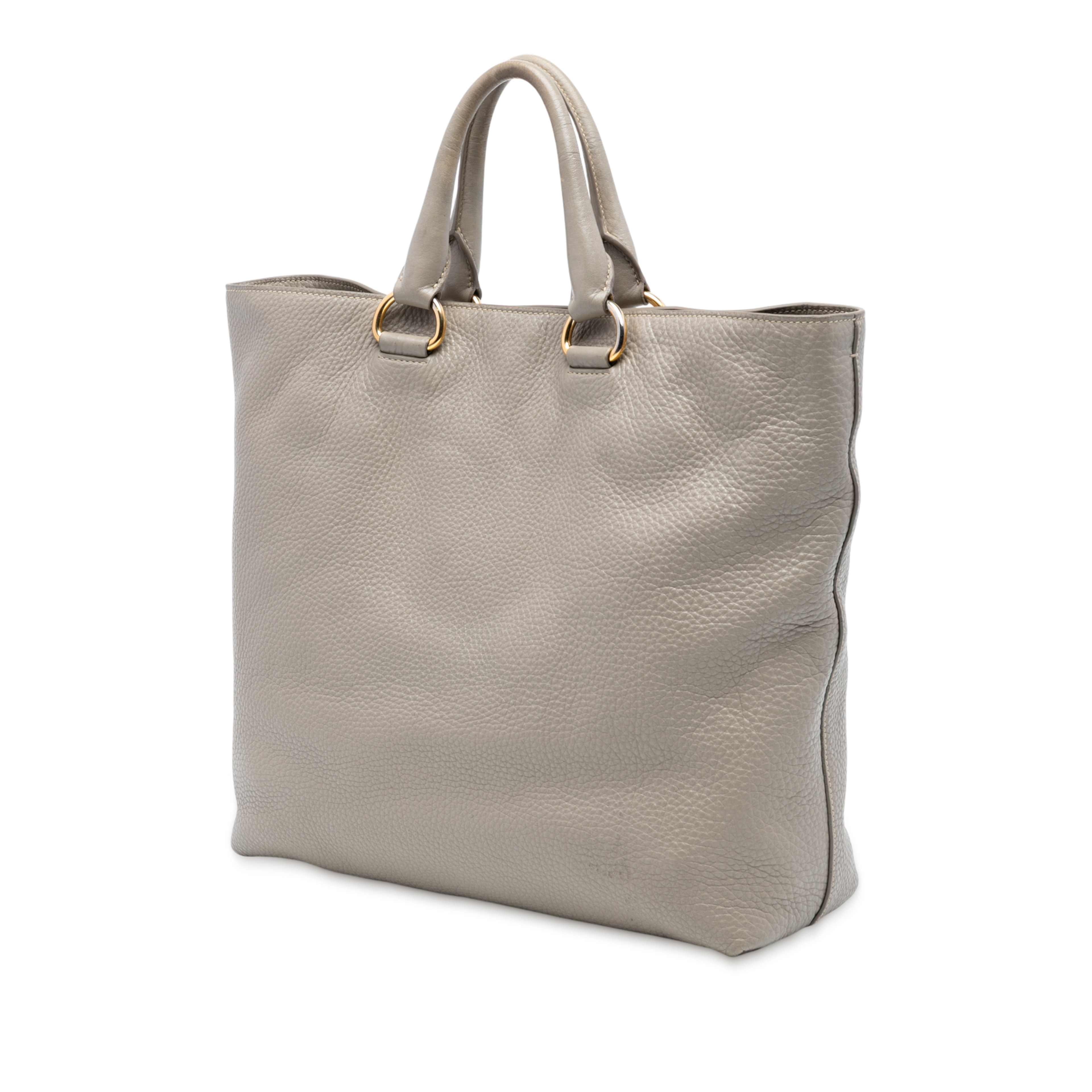 Prada Vitello Daino Open Convertible Tote, från Luxclusif, i färgen gray. Klicka för att öppna bilden i stort format