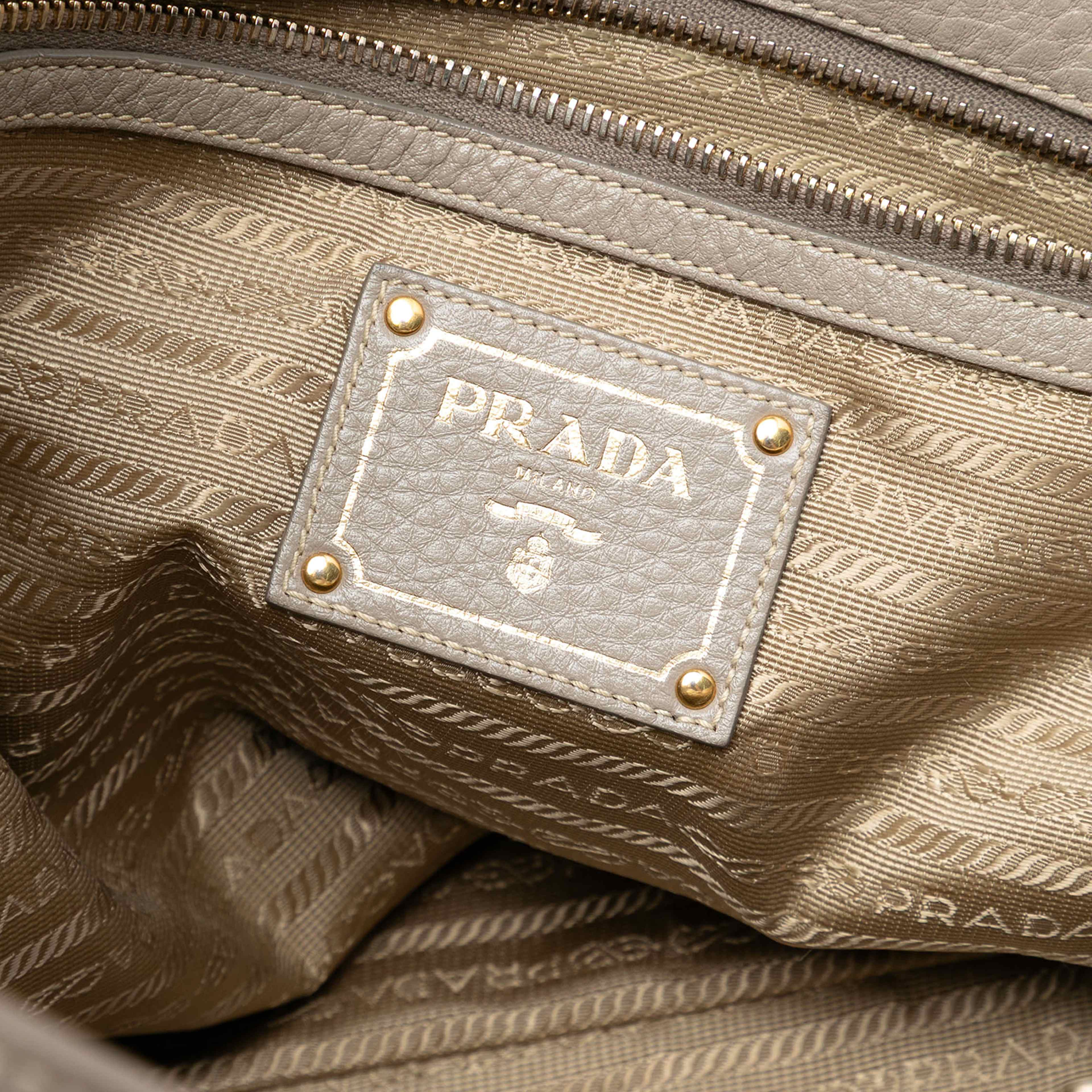 Prada Vitello Daino Open Convertible Tote, från Luxclusif, i färgen gray. Klicka för att öppna bilden i stort format