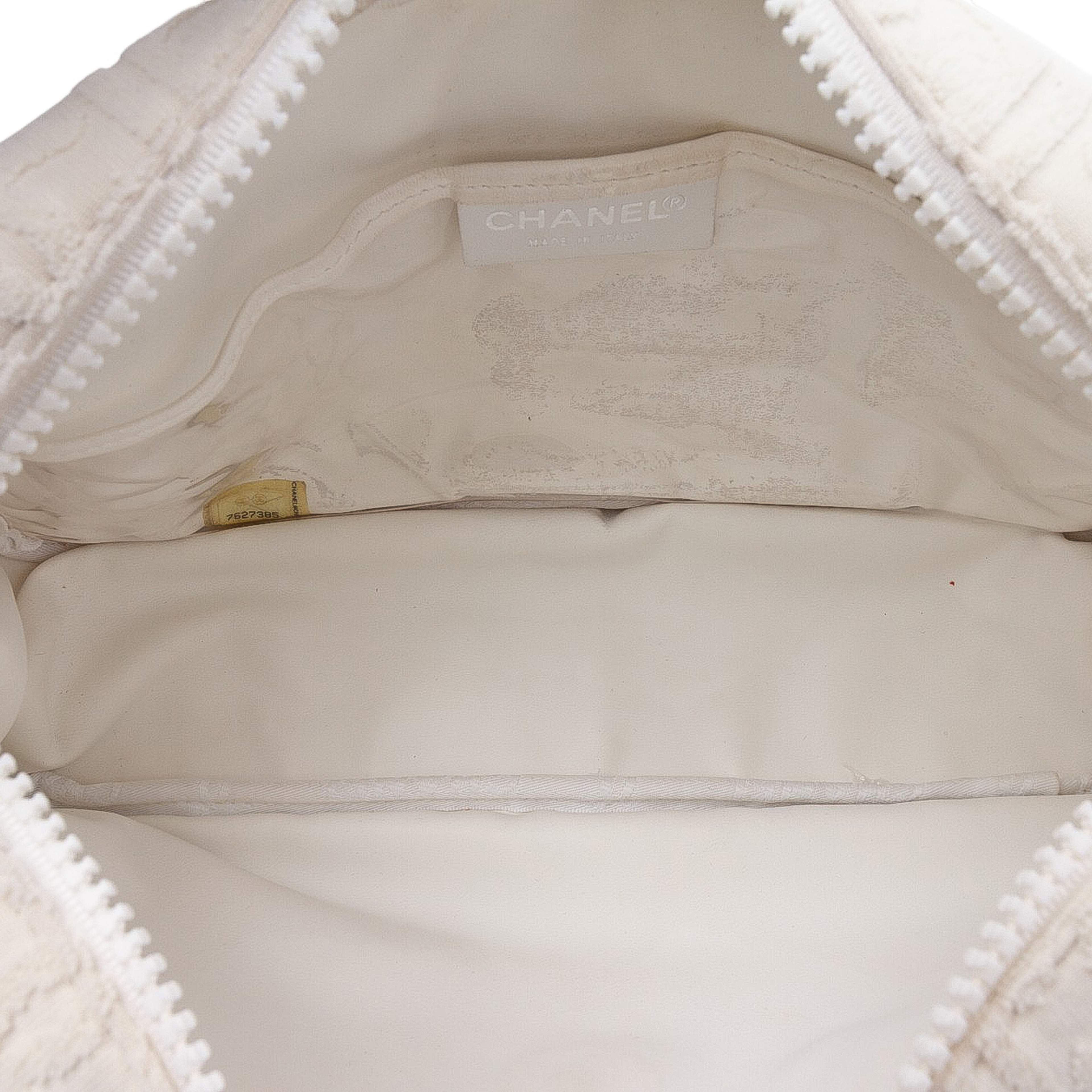 Chanel Terry Cloth Sport Line Flap, från Luxclusif, i färgen off white. Klicka för att öppna bilden i stort format