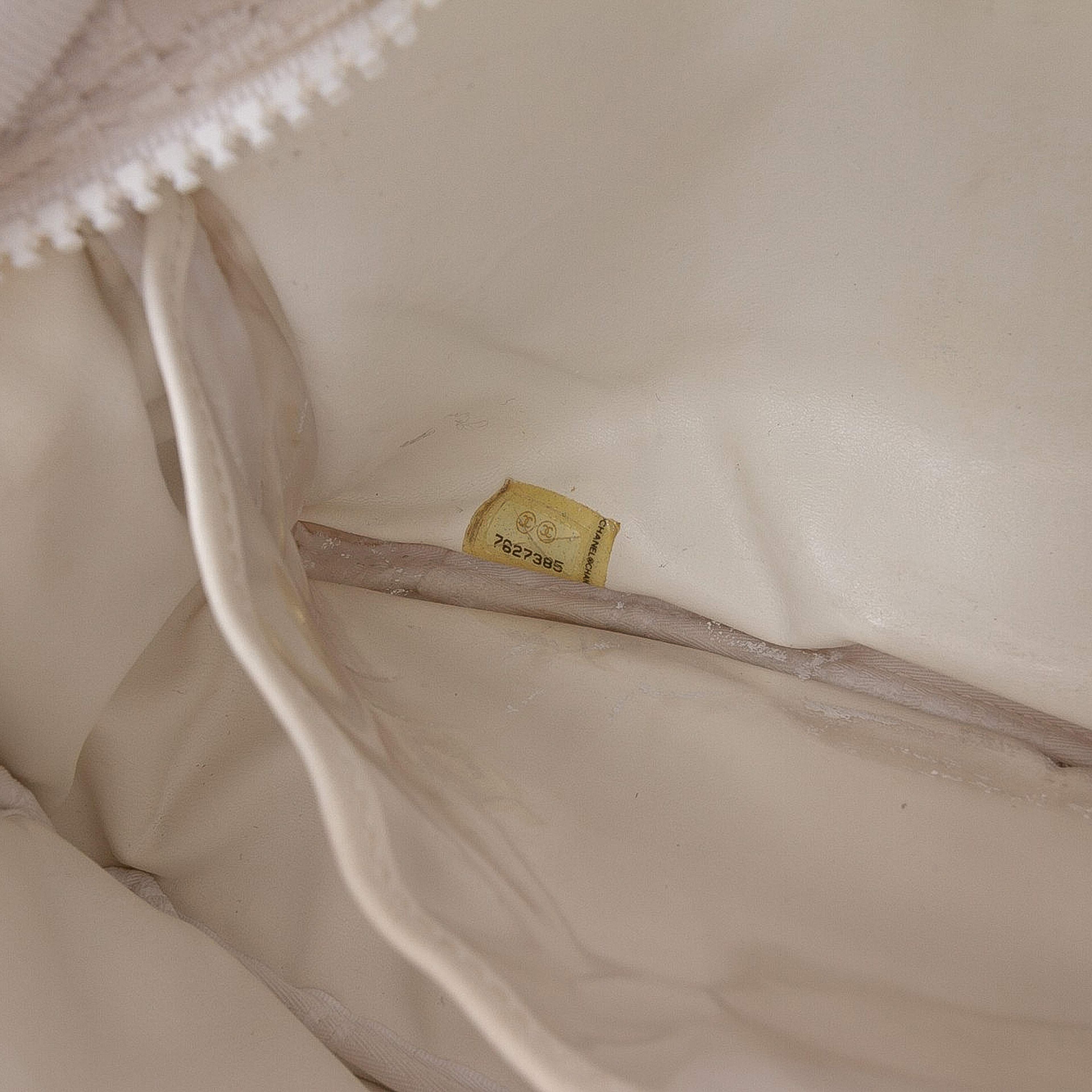 Chanel Terry Cloth Sport Line Flap, från Luxclusif, i färgen off white. Klicka för att öppna bilden i stort format