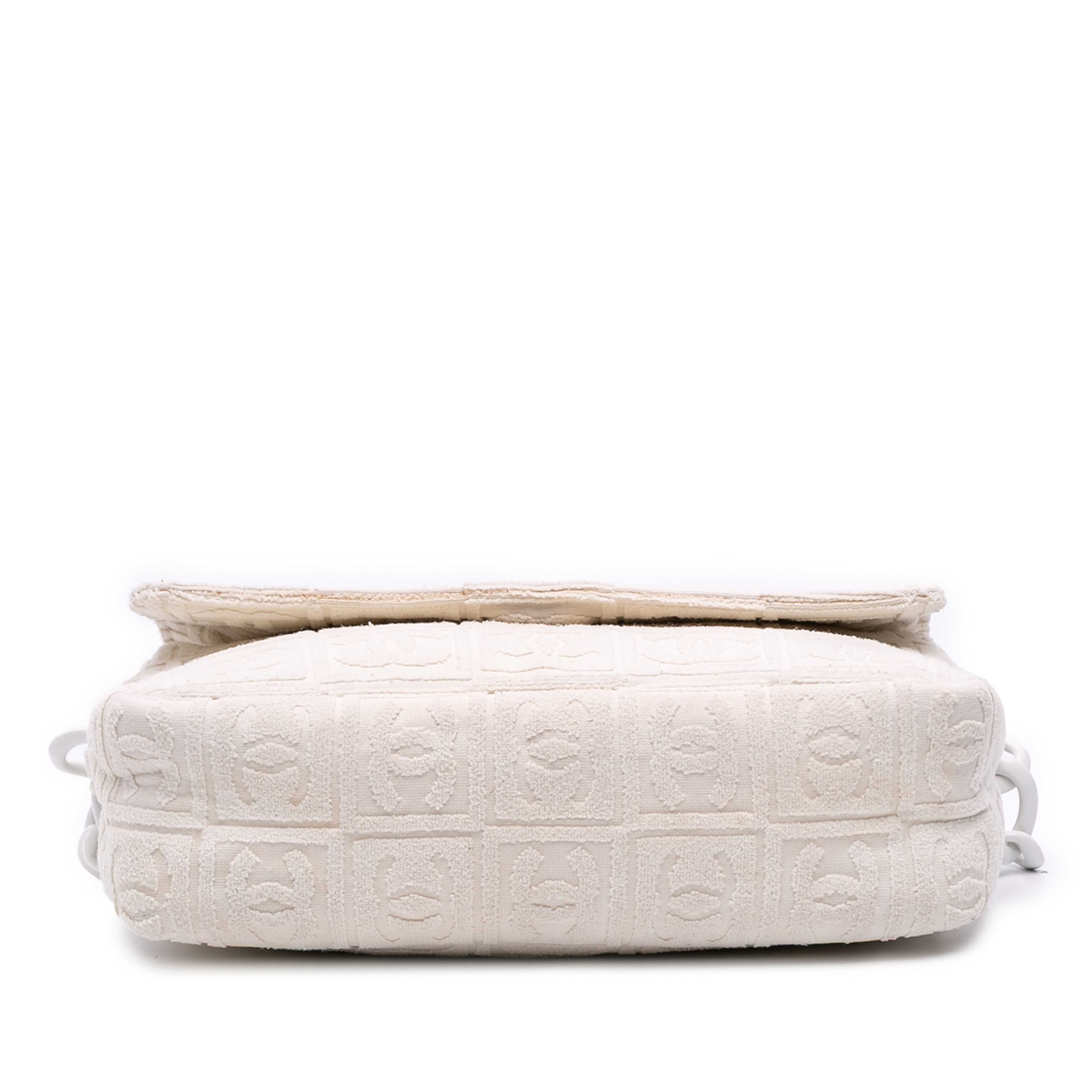 Chanel Terry Cloth Sport Line Flap, från Luxclusif, i färgen off white. Klicka för att öppna bilden i stort format