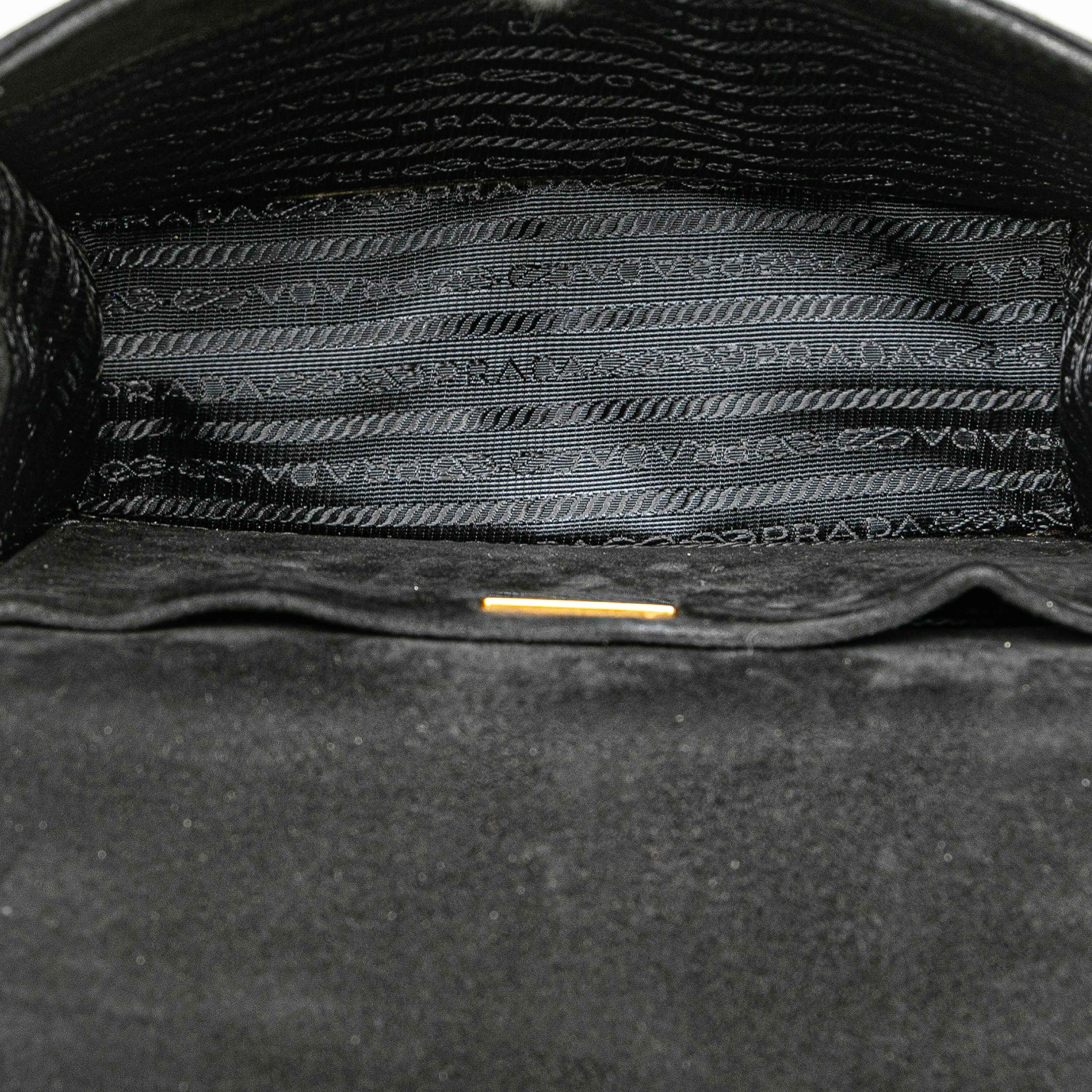 Prada Velluto Ricamo Trompe L Oeil Cahier Crossbody, från Luxclusif, i färgen black. Klicka för att öppna bilden i stort format