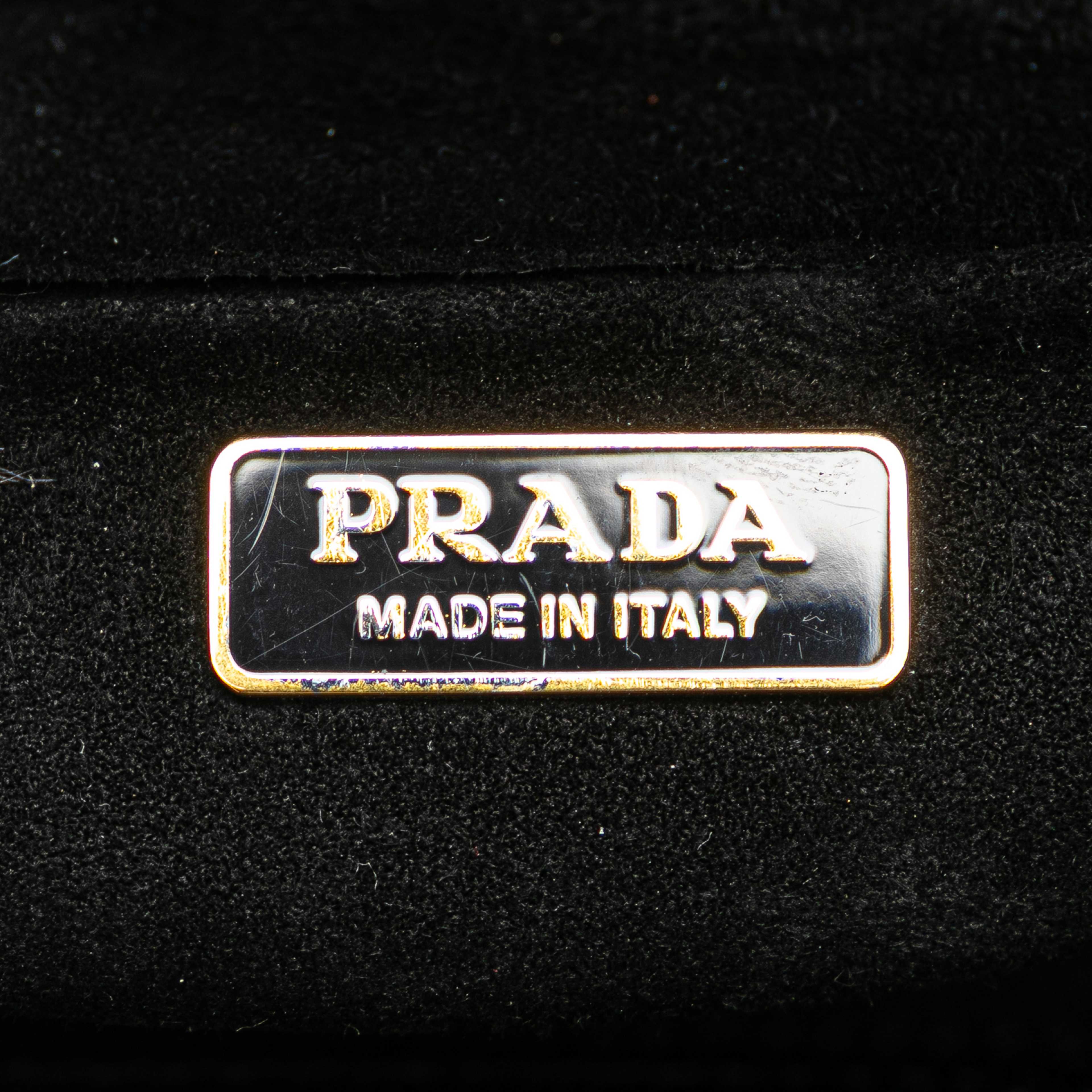 Prada Velluto Ricamo Trompe L Oeil Cahier Crossbody, från Luxclusif, i färgen black. Klicka för att öppna bilden i stort format