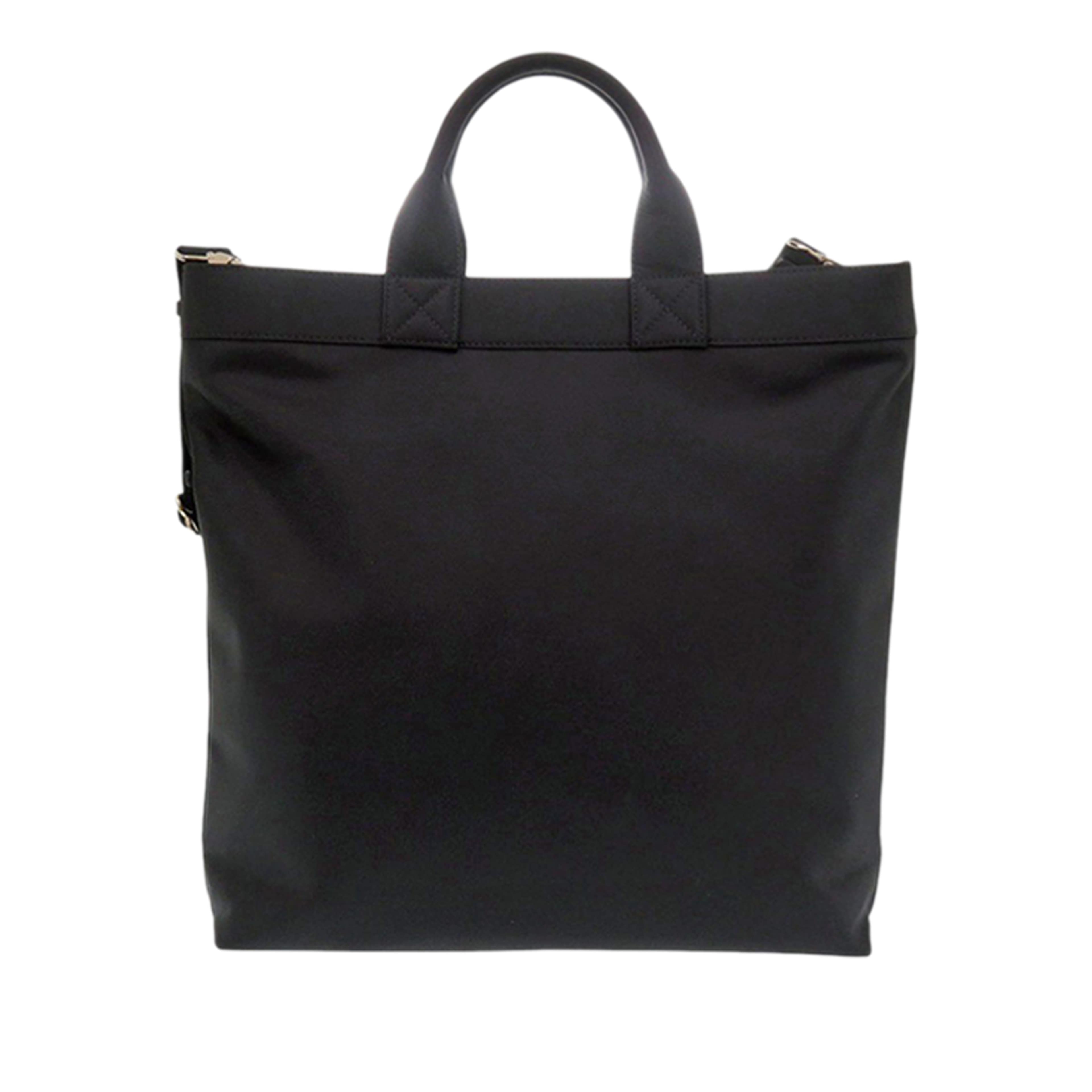Burberry Econyl Nylon Logo Artie Convertible Tote, från Luxclusif, i färgen svart. Klicka för att öppna bilden i stort format