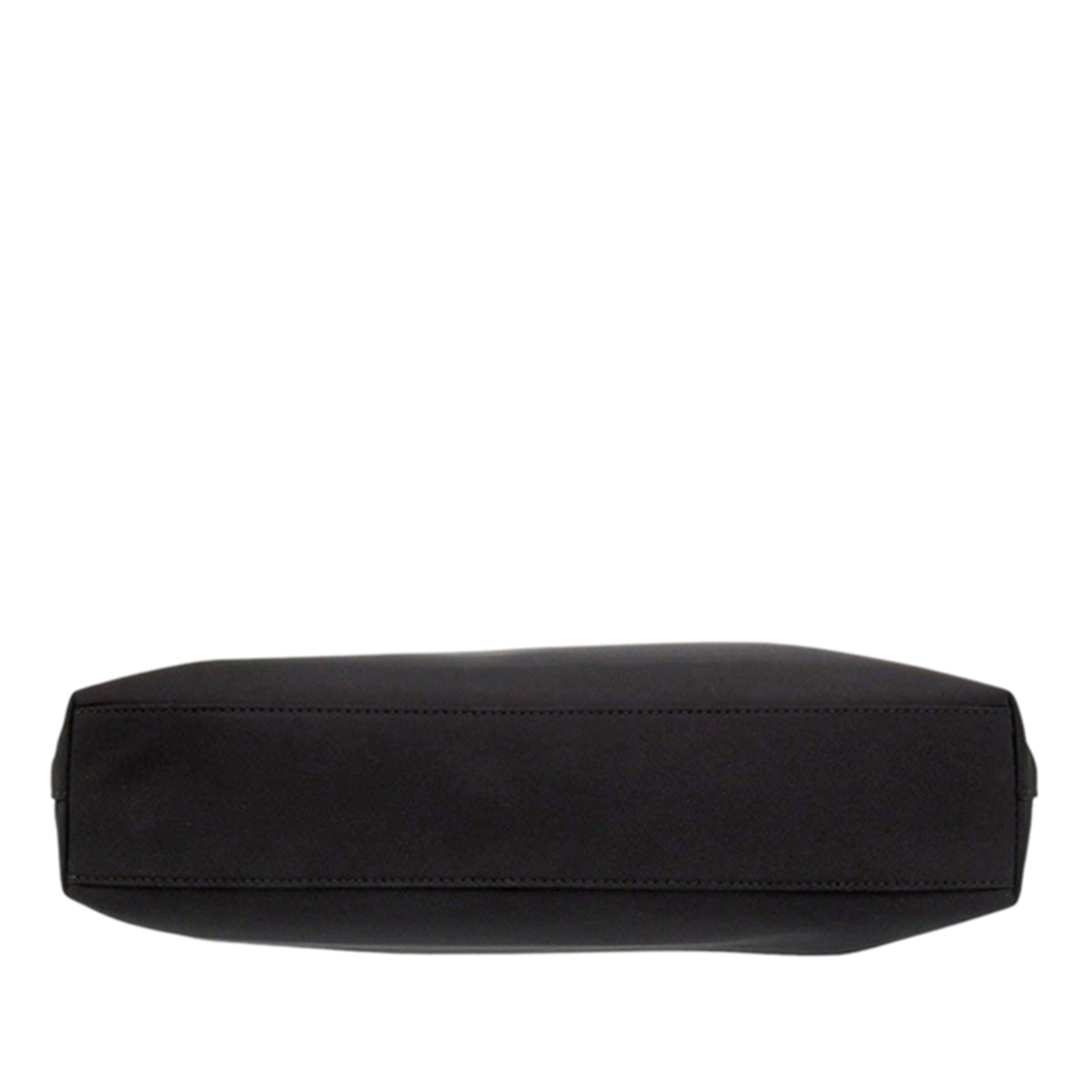 Burberry Econyl Nylon Logo Artie Convertible Tote, från Luxclusif, i färgen black. Klicka för att öppna bilden i stort format