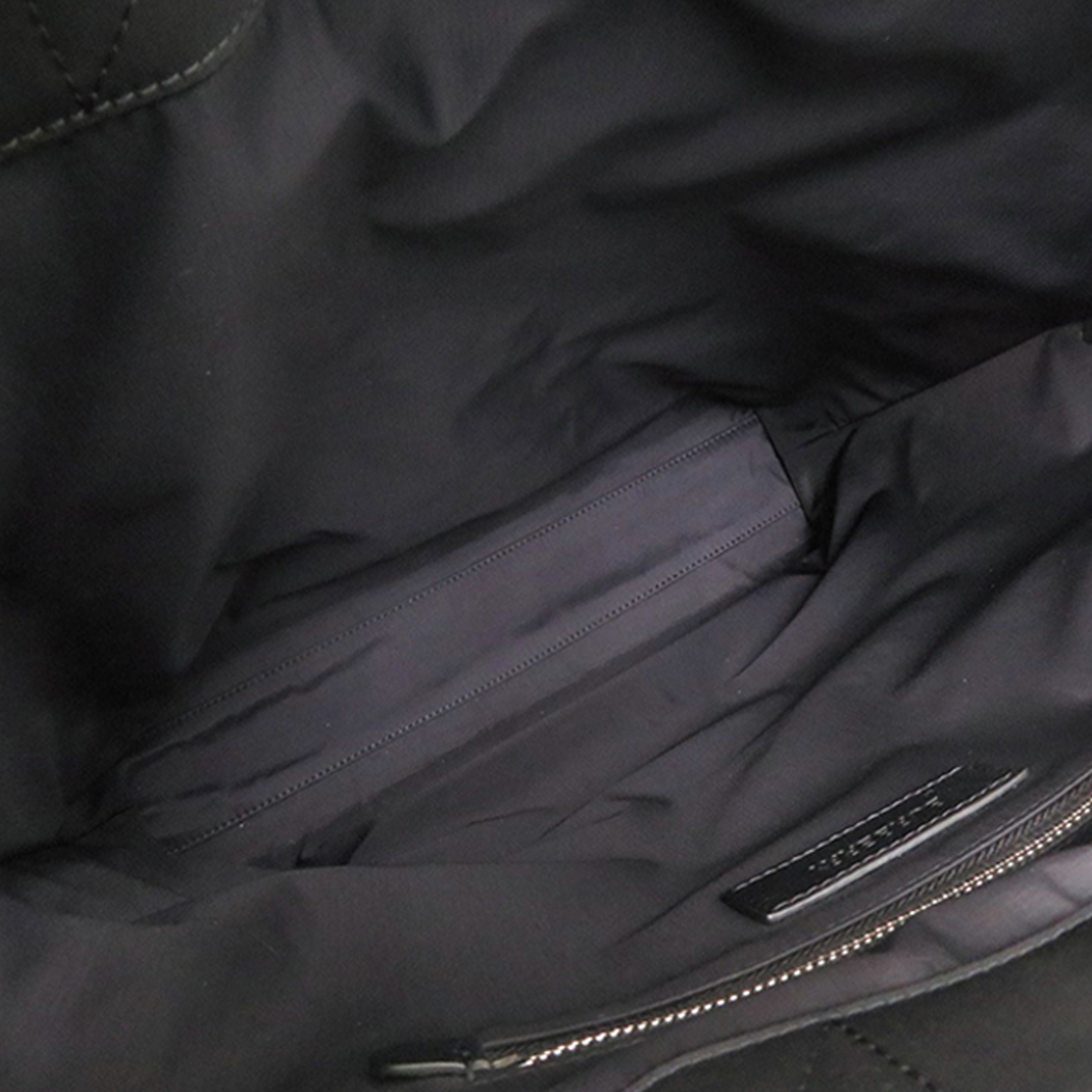 Burberry Econyl Nylon Logo Artie Convertible Tote, från Luxclusif, i färgen black. Klicka för att öppna bilden i stort format