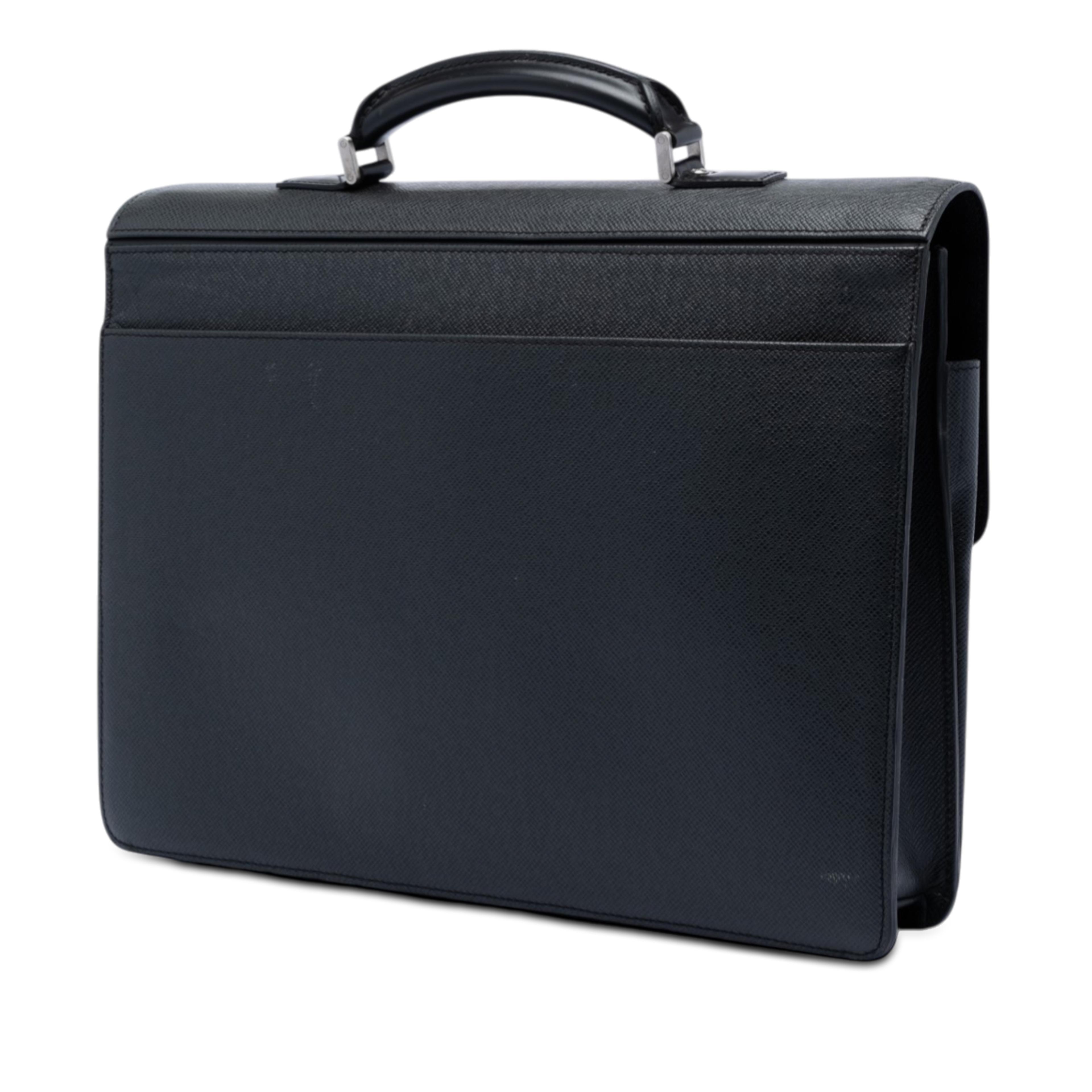 Louis Vuitton Taiga Laguito, från Luxclusif, i färgen black. Klicka för att öppna bilden i stort format
