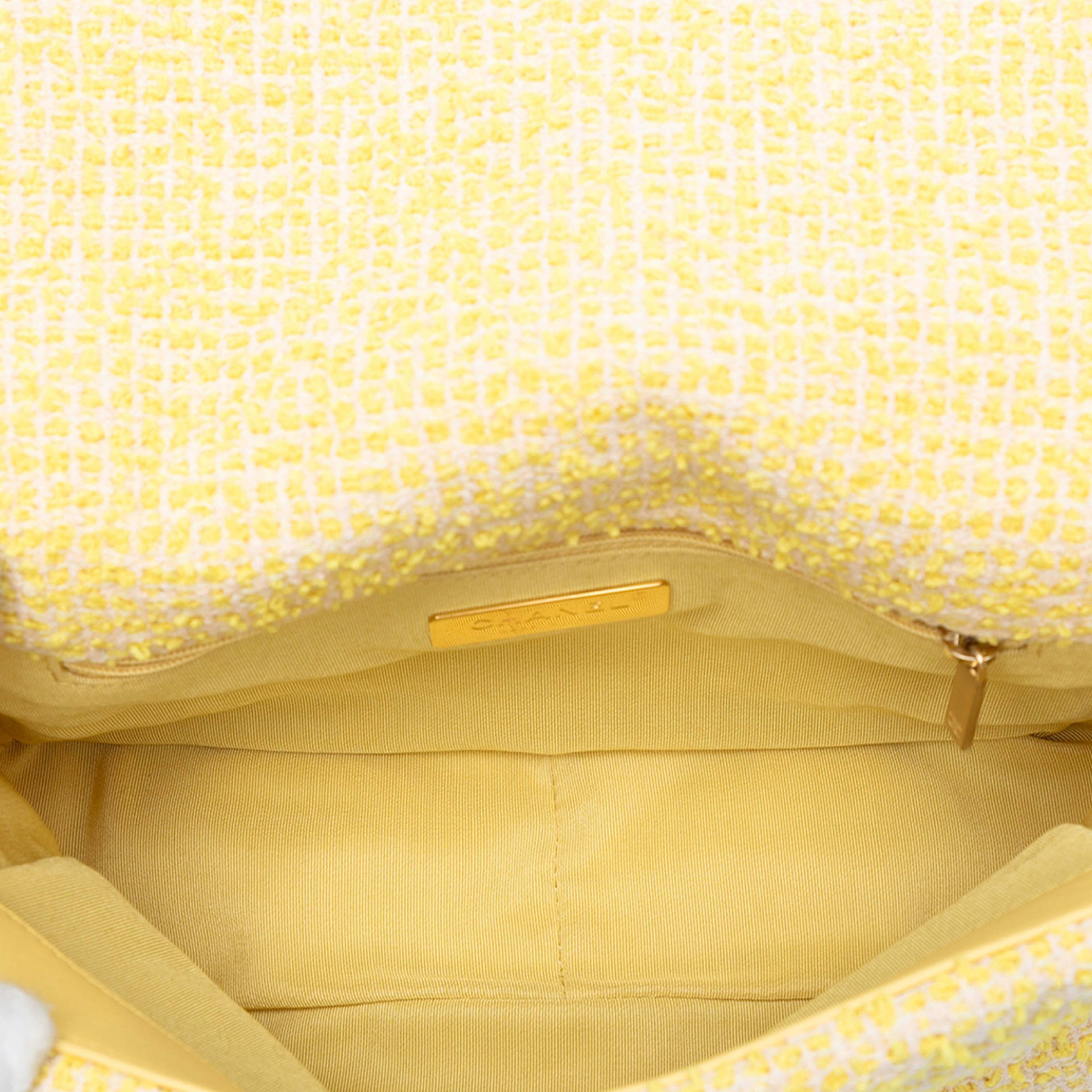 Chanel Medium Tweed 19 Flap, från Luxclusif, i färgen yellow. Klicka för att öppna bilden i stort format