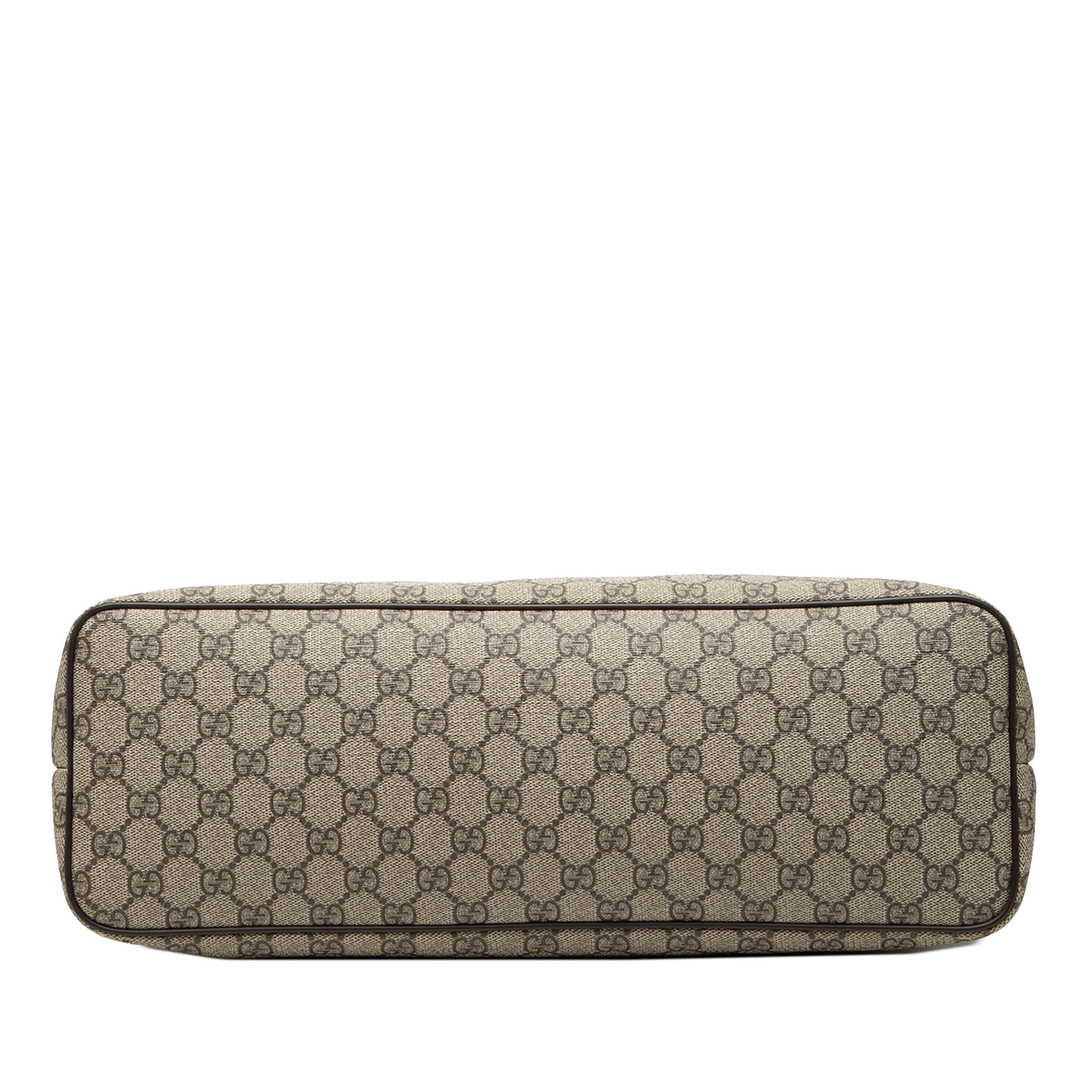 Gucci Gg Supreme Satchel, från Luxclusif, i färgen light beige. Klicka för att öppna bilden i stort format