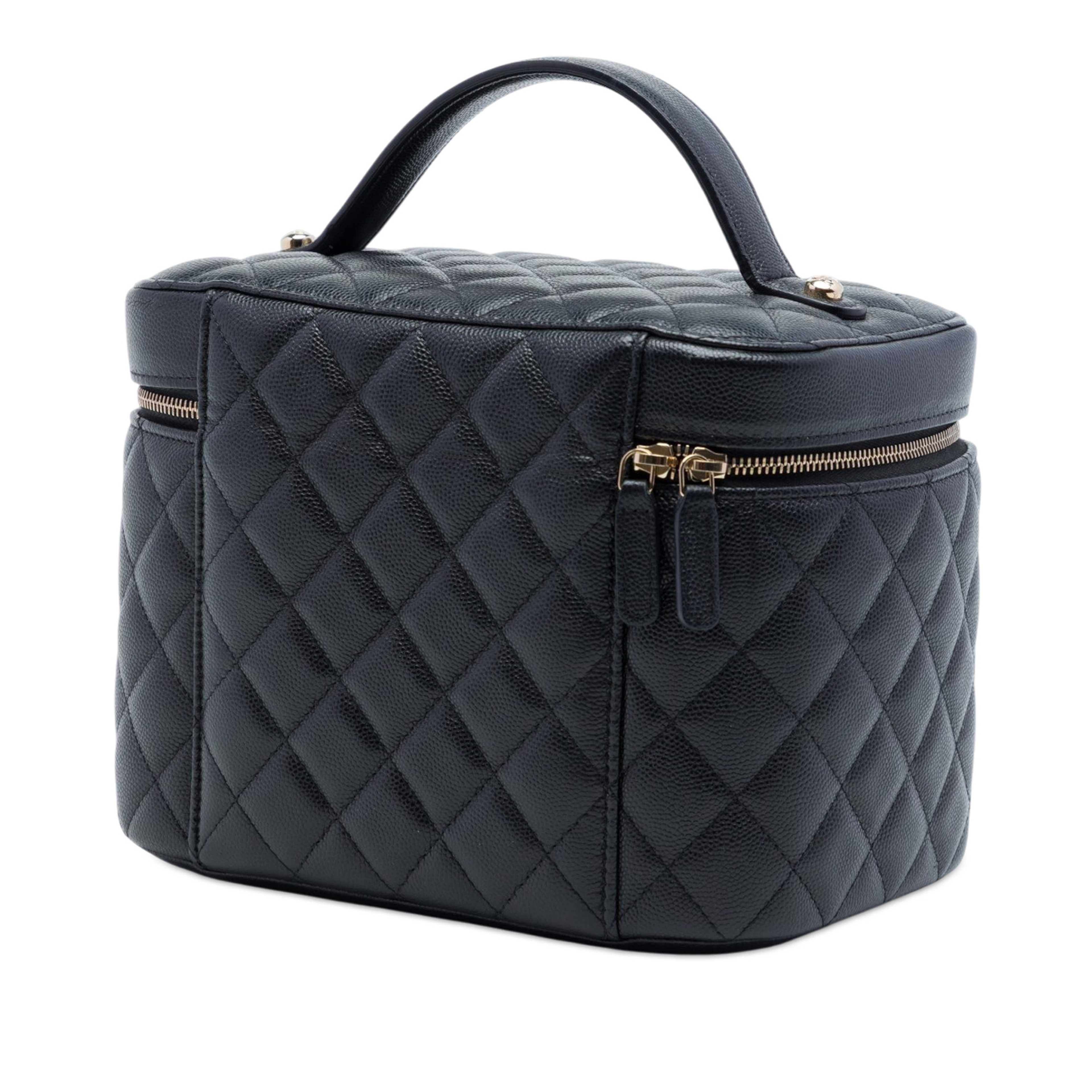 Chanel Medium Cc Quilted  Caviar Vanity Case, från Luxclusif, i färgen svart. Klicka för att öppna bilden i stort format