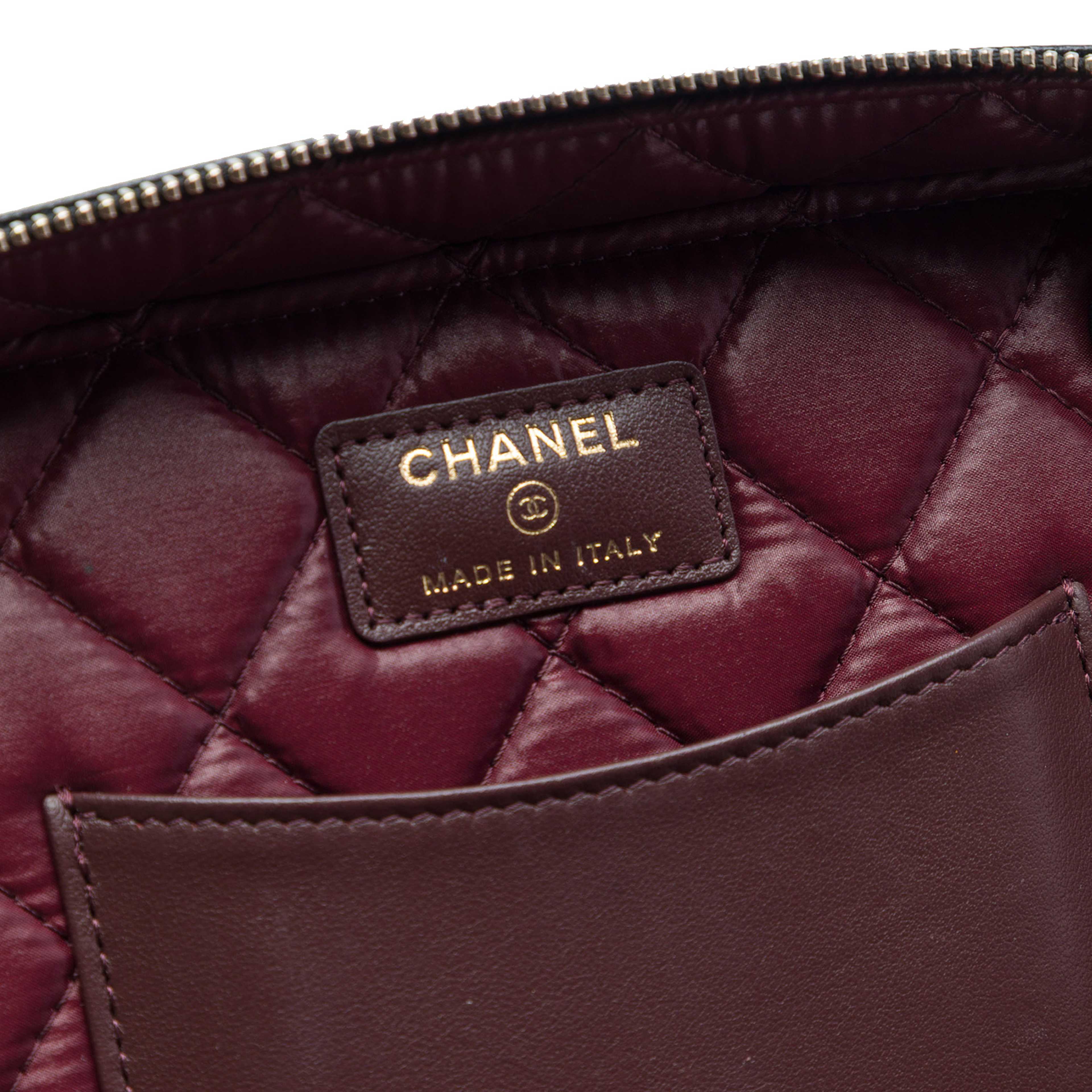 Chanel Medium Cc Quilted  Caviar Vanity Case, från Luxclusif, i färgen svart. Klicka för att öppna bilden i stort format