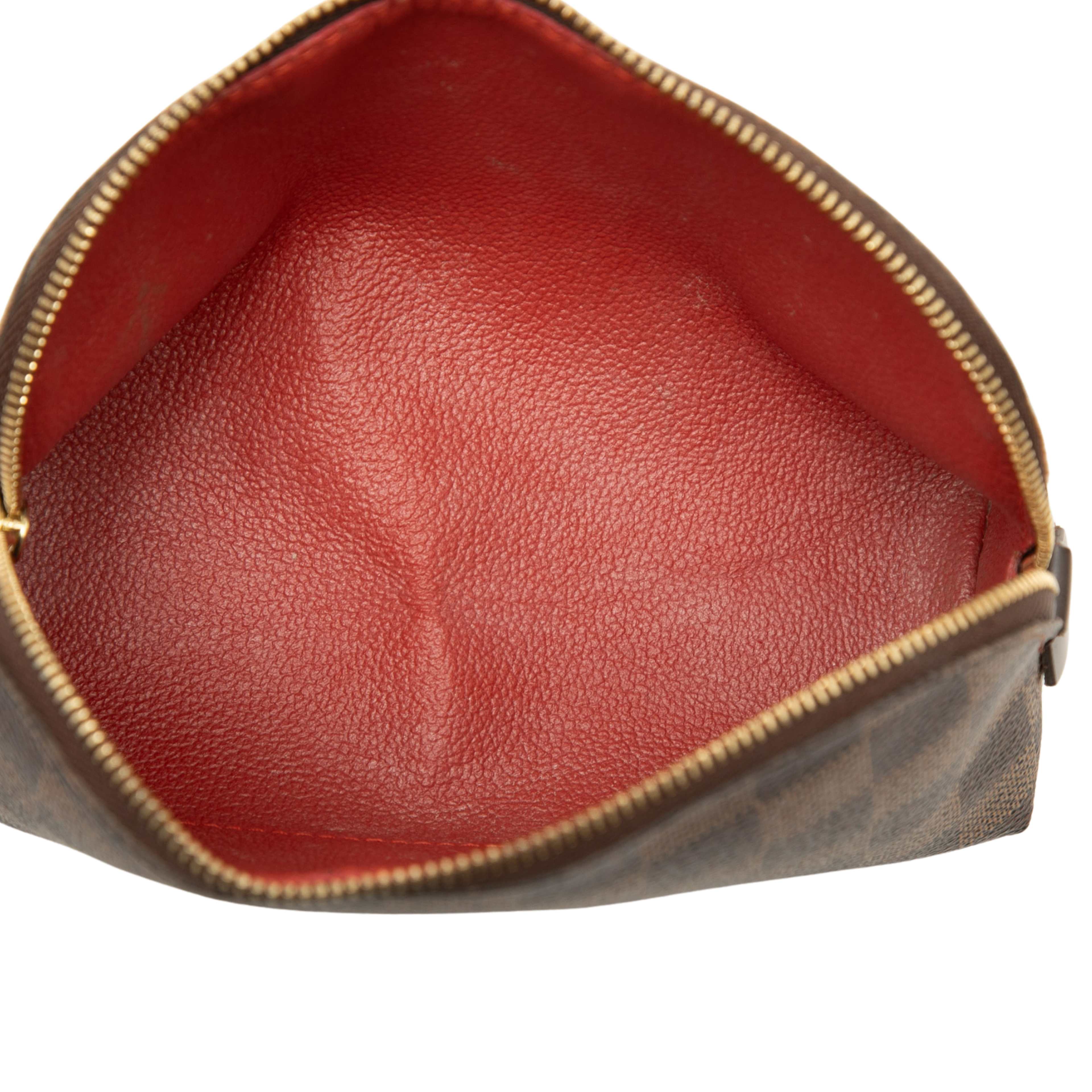 Louis Vuitton Damier Ebene Cosmetic Pouch, från Luxclusif, i färgen brun. Klicka för att öppna bilden i stort format