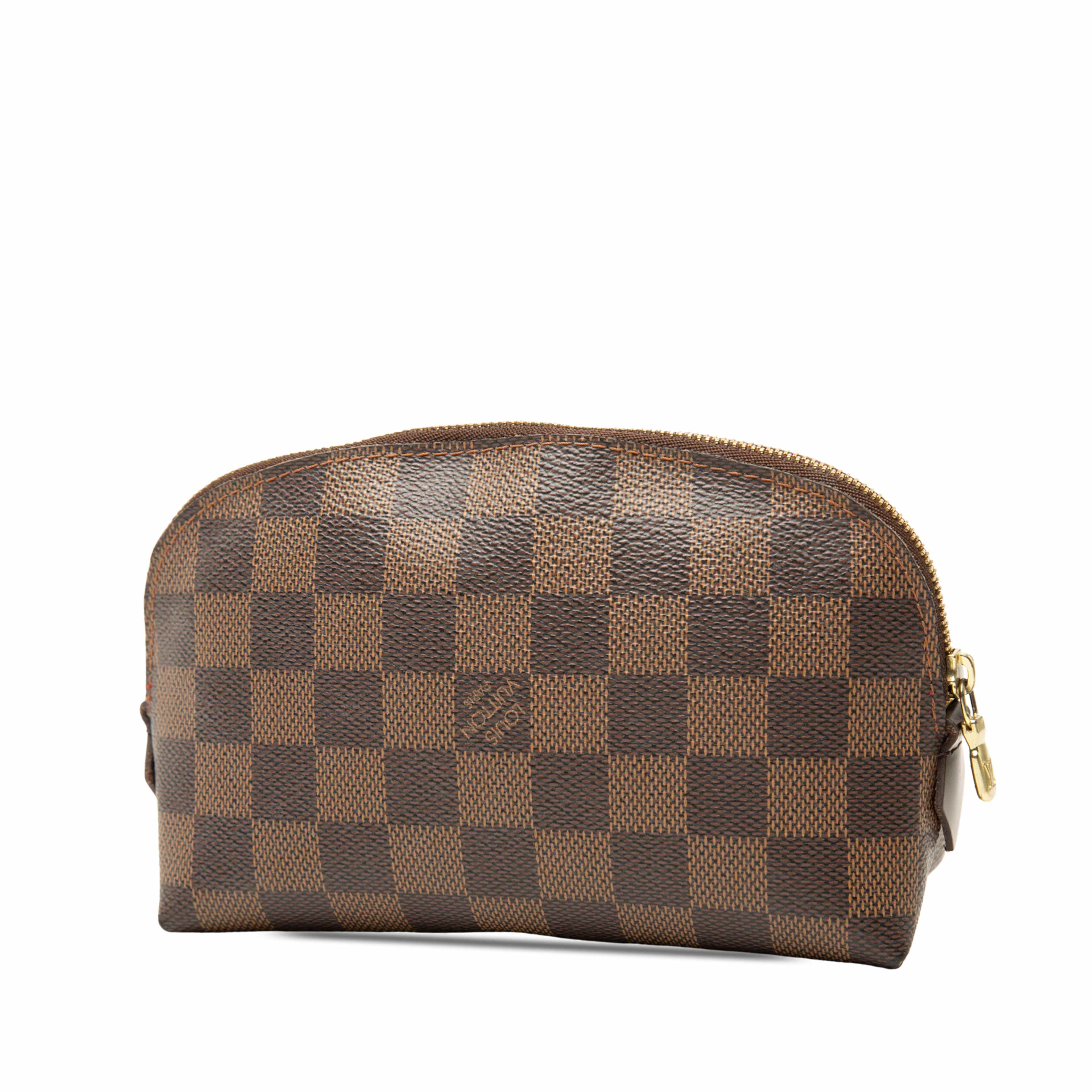 Louis Vuitton Damier Ebene Cosmetic Pouch, från Luxclusif, i färgen brun. Klicka för att öppna bilden i stort format