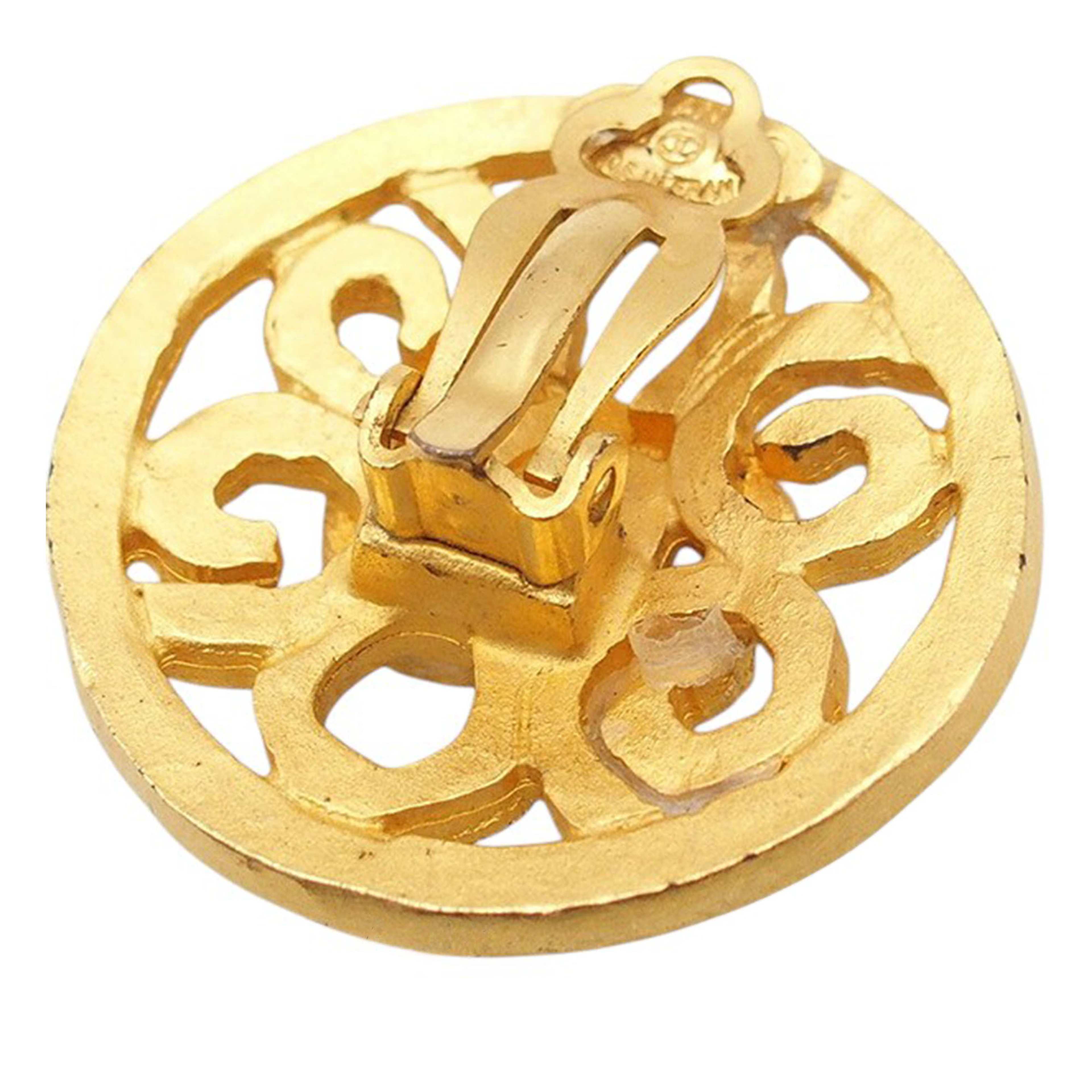 Chanel Cc Gold Plated Flower Clip On Earrings, från Luxclusif, i färgen gold. Klicka för att öppna bilden i stort format