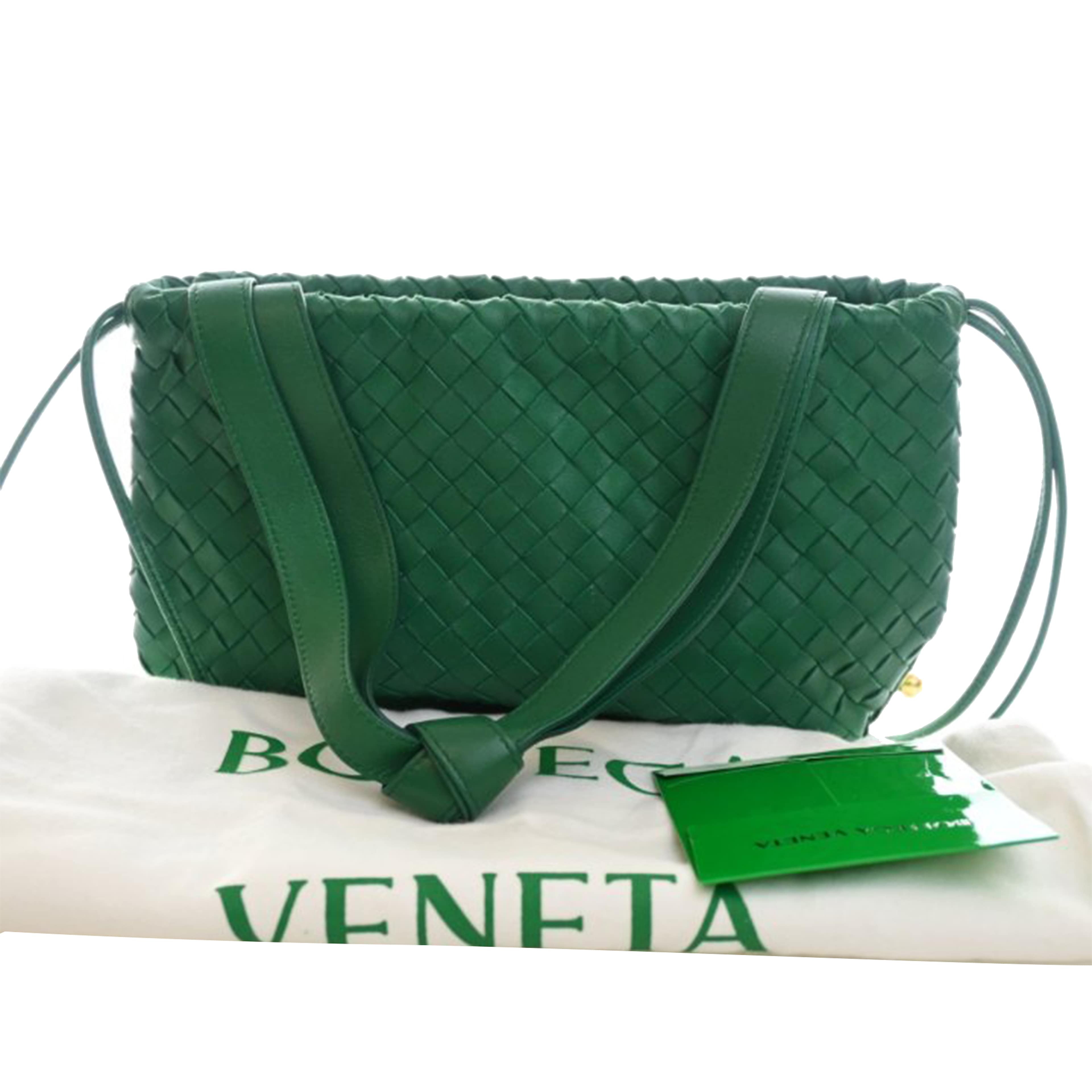 Bottega Veneta Small Nappa Intrecciato Bulb Satchel, från Luxclusif, i färgen grön. Klicka för att öppna bilden i stort format