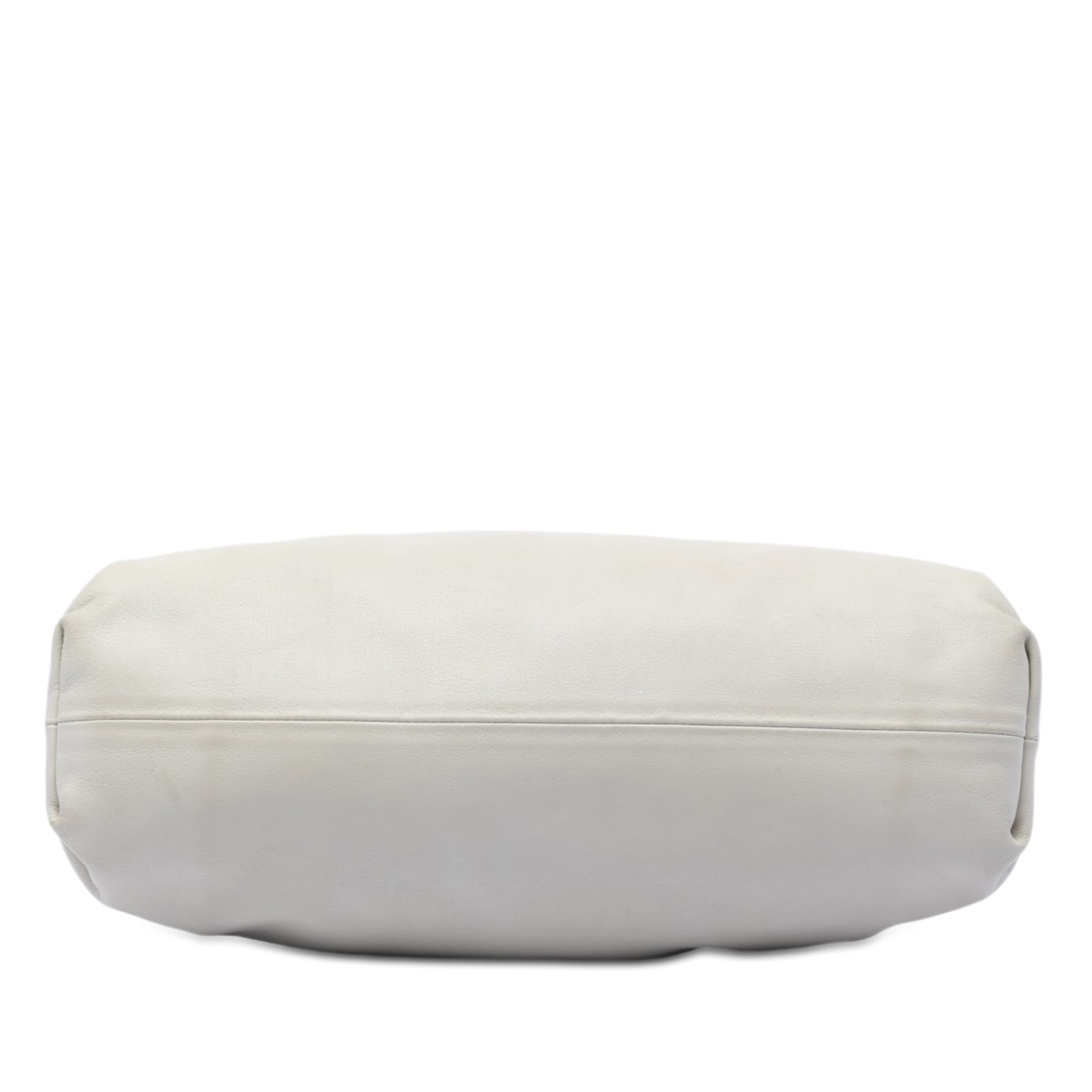 Bottega Veneta Lambskin The Pouch, från Luxclusif, i färgen off white. Klicka för att öppna bilden i stort format