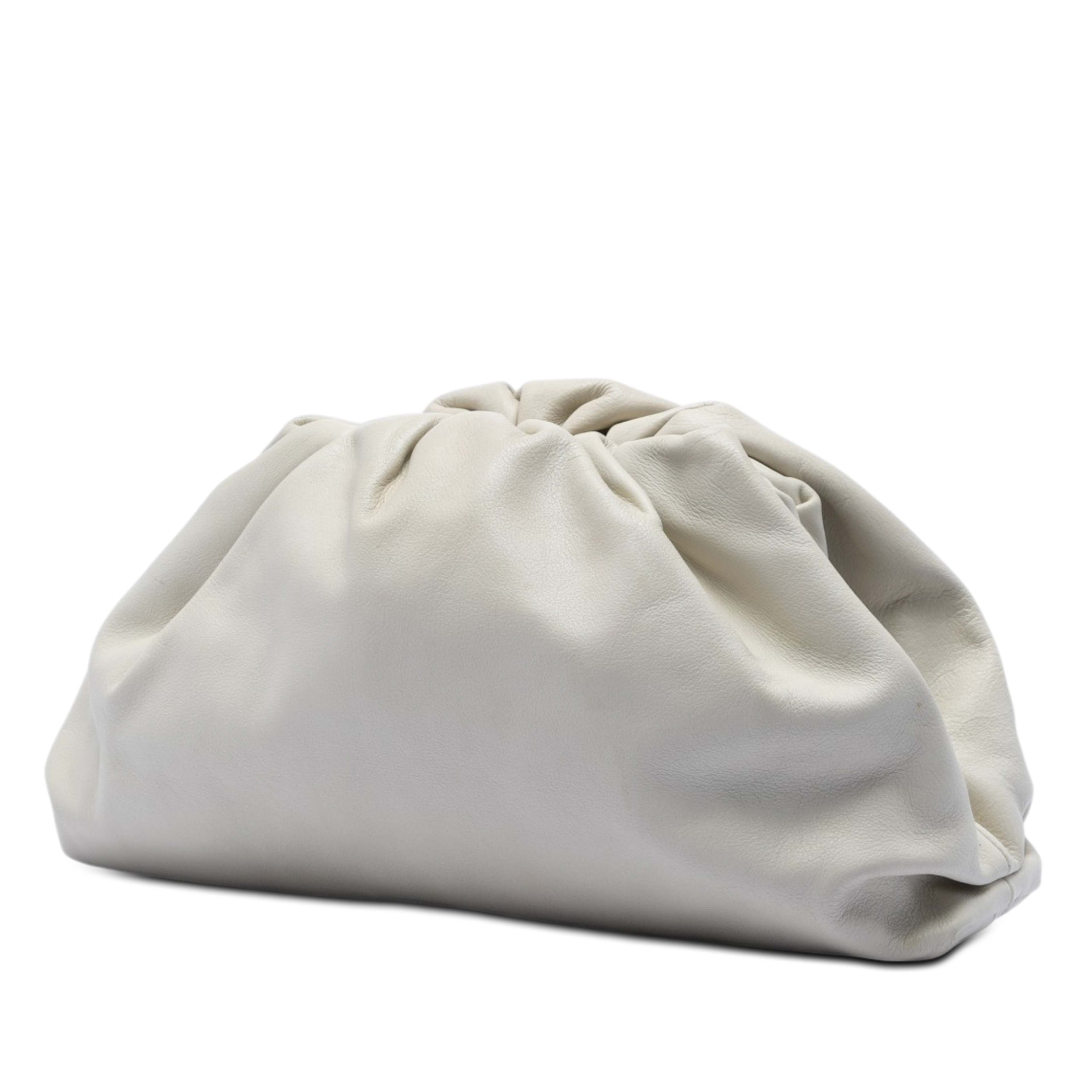 Bottega Veneta Lambskin The Pouch, från Luxclusif, i färgen vit. Klicka för att öppna bilden i stort format