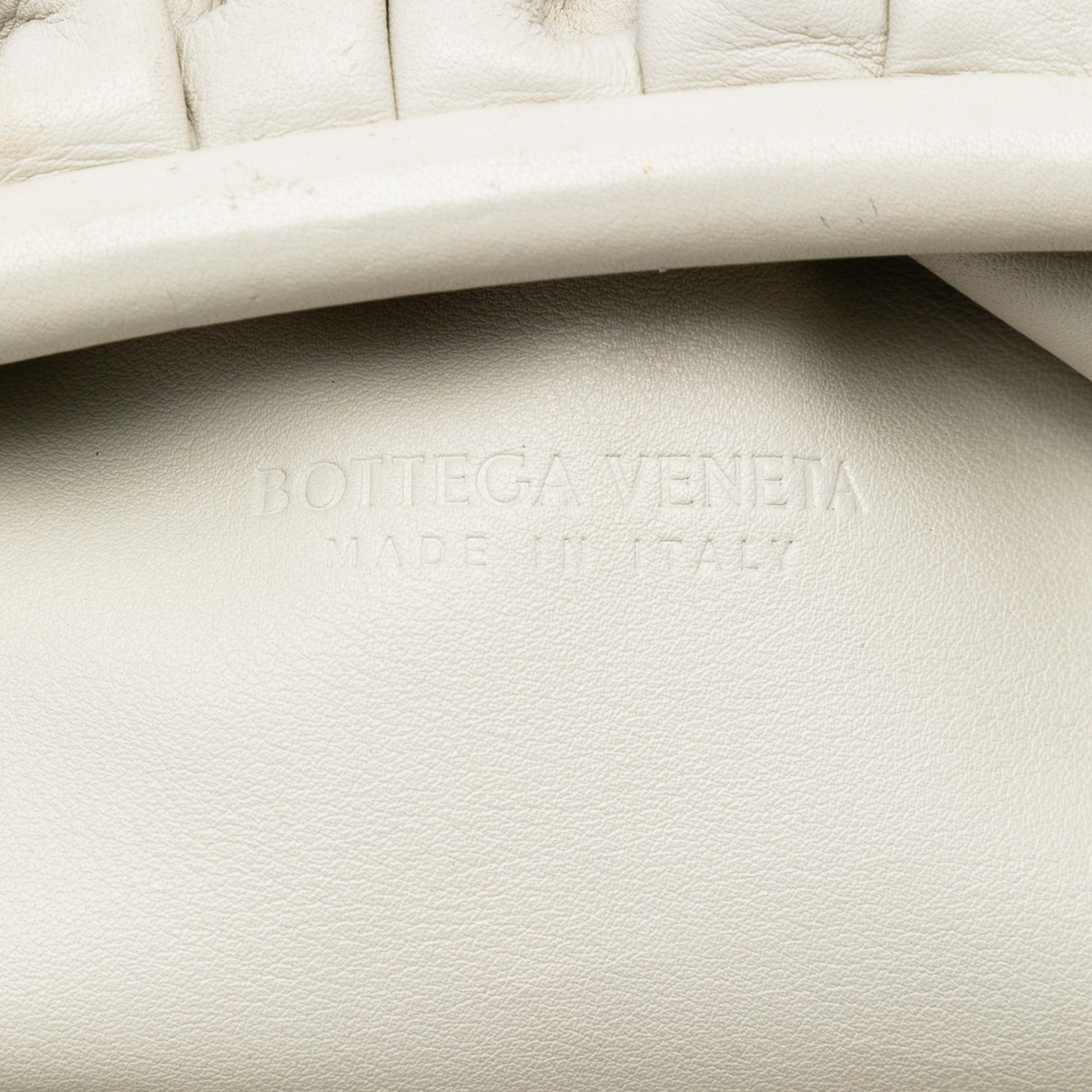 Bottega Veneta Lambskin The Pouch, från Luxclusif, i färgen off white. Klicka för att öppna bilden i stort format