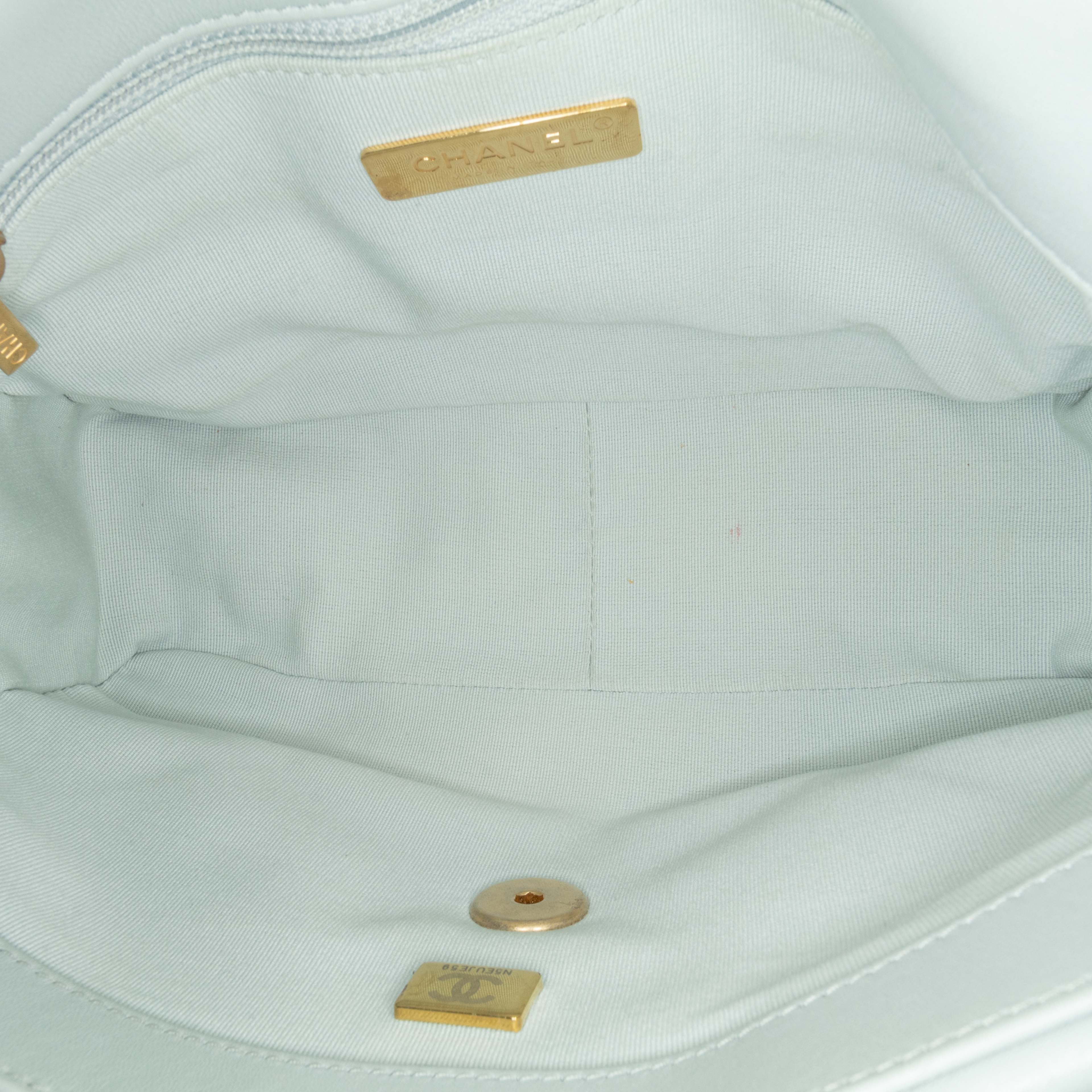 Chanel Medium Lambskin 19 Flap, från Luxclusif, i färgen light gray. Klicka för att öppna bilden i stort format